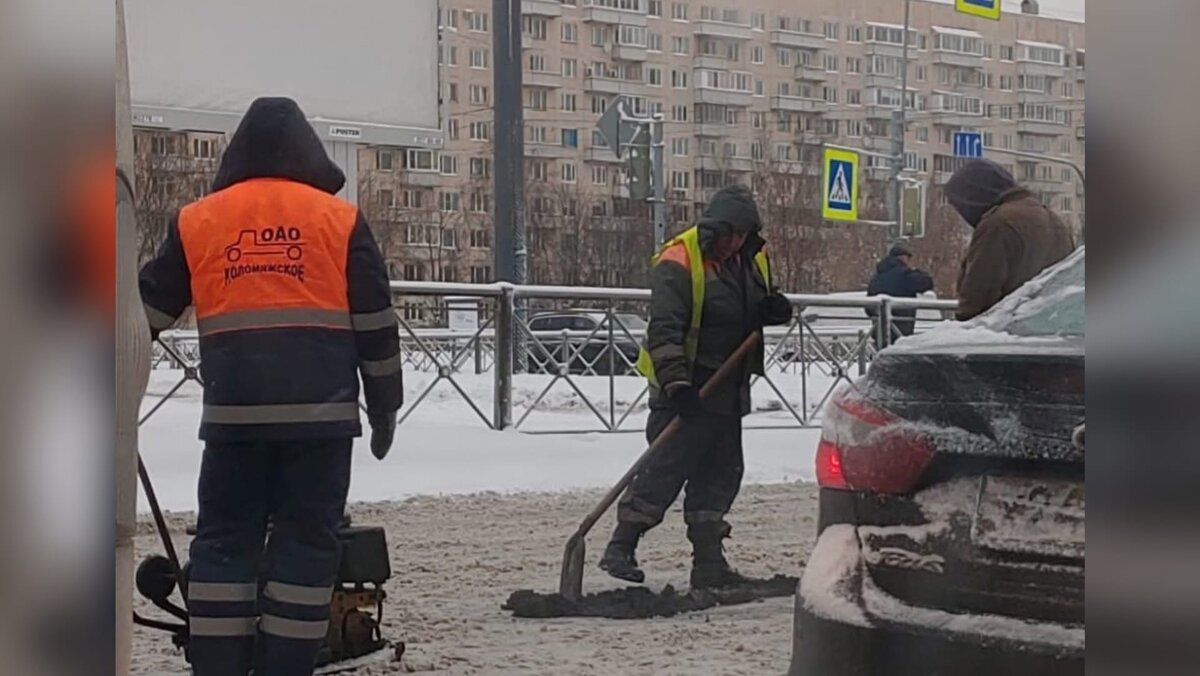 Рабочий решил. Асфальт улиц прикол. Укладывает асфальт человек. События на Долгоозёрной 31 онлайн оперативные будни.