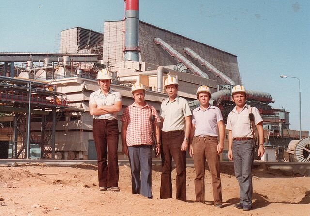 Российские специалисты на фоне аглофабрики в Карачи. 1987 год. Фото из личного фотоархива.