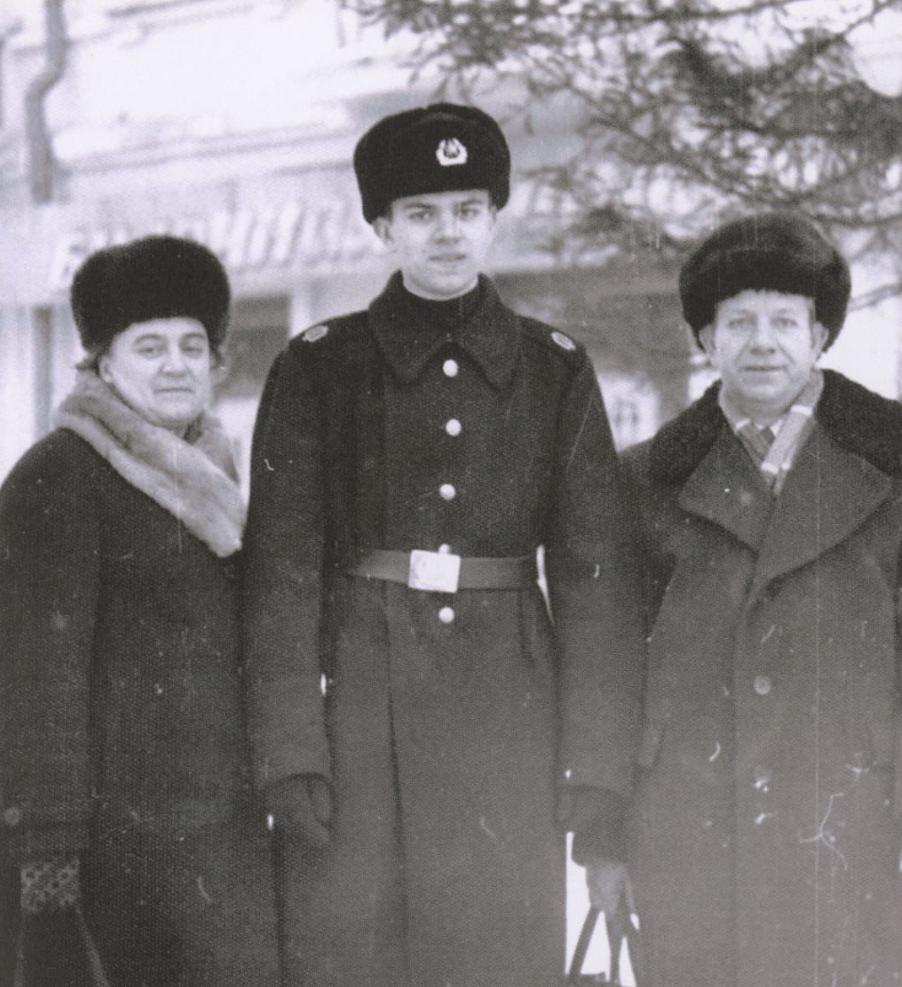 Актёр очень тяжело переживал уход родителей
