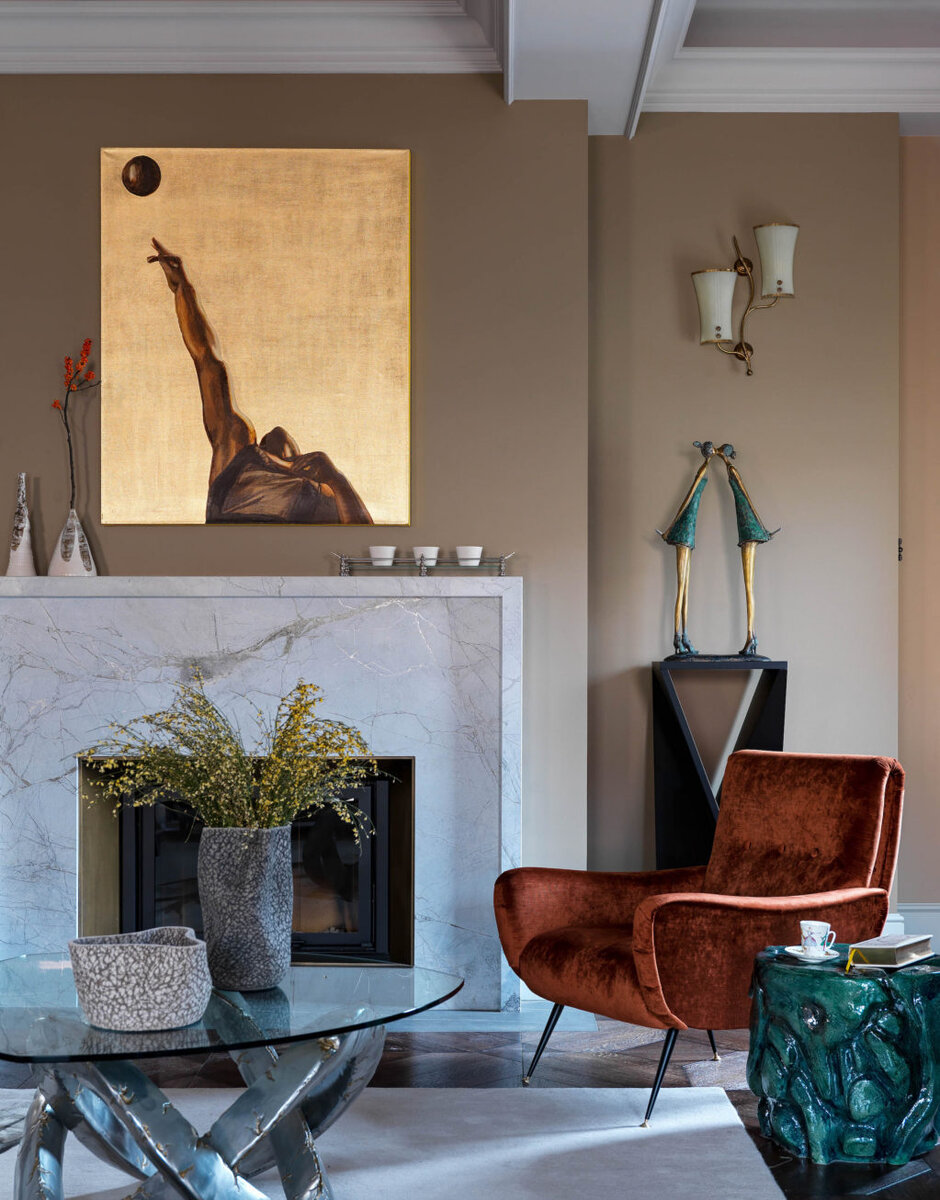  Фрагмент гостиной. Винтажный журнальный стол приобретен в галерее Viva Vintage; вазы на столе и столик возле кресла из галереи керамики Savour Design; ковер, The Rug Company; щитовой модульный паркет от компании “Мир паркета”.