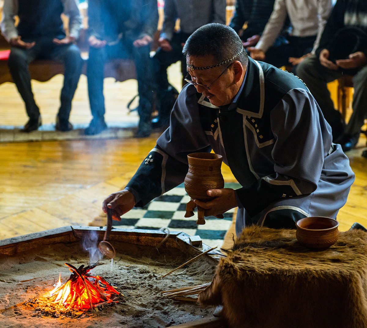 Богов и духов задабривают через огонь, - они питаются запахами исходящими от даров. 