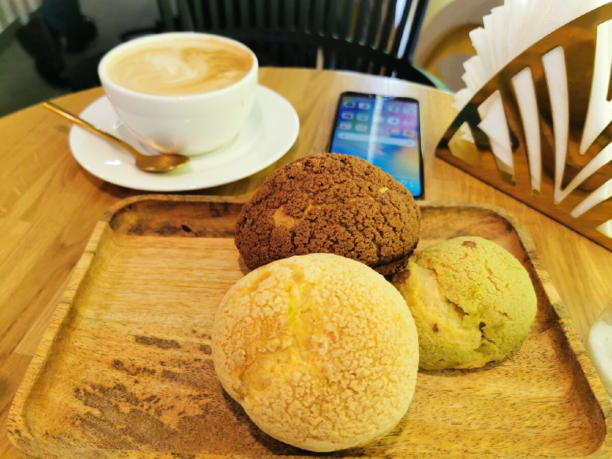 Булочки шу и капучино. Недавно с мужем ходили)