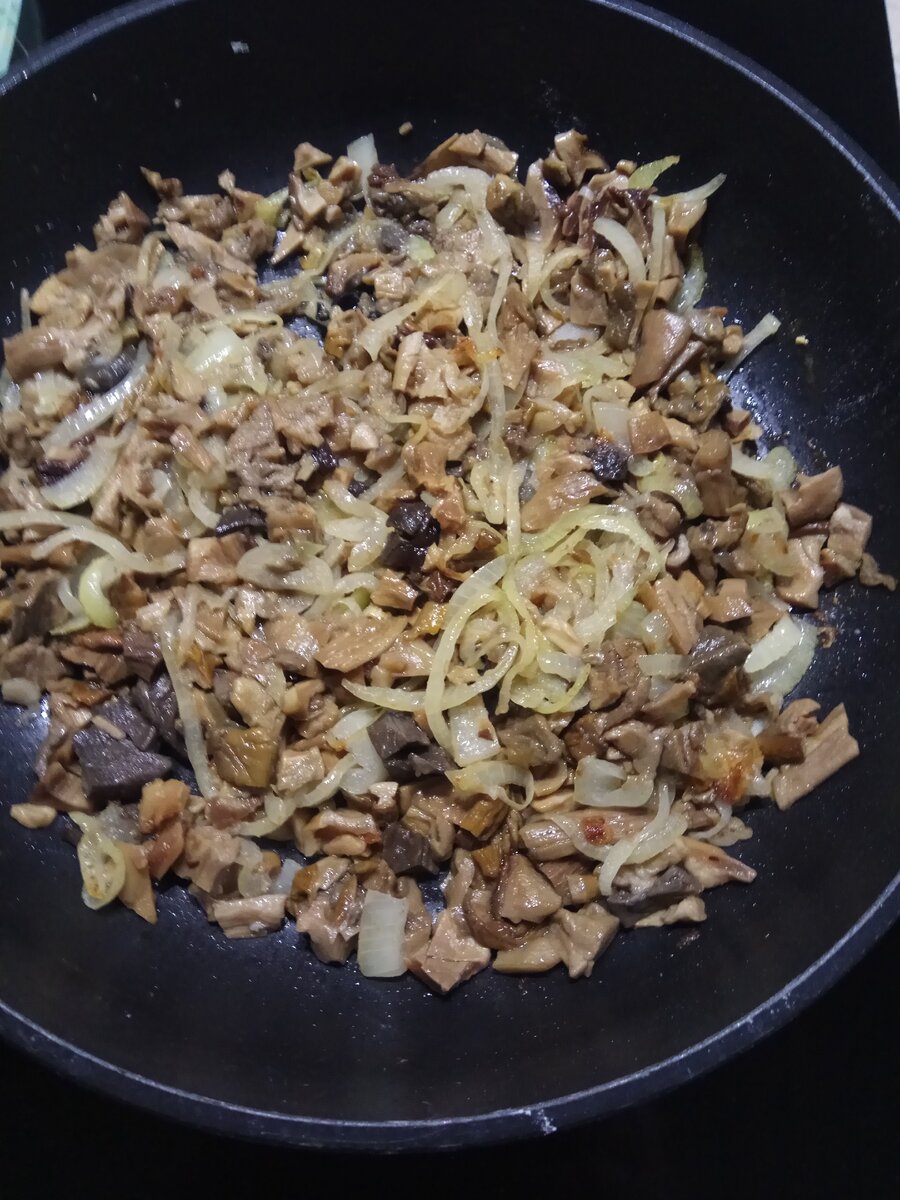 Обжариваем грибы с луком.