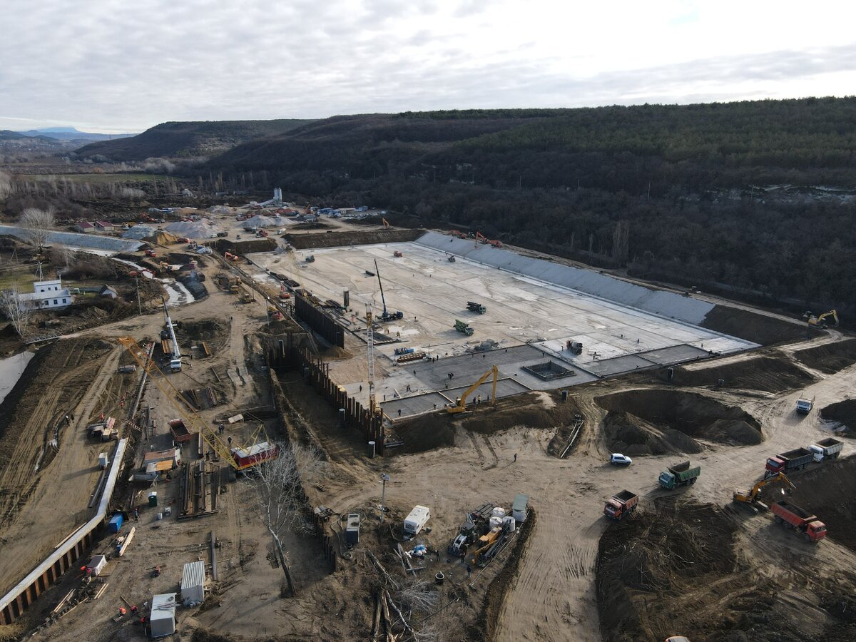 индустриальный канал. дом на стадии строительства. балтиконнектор газопровод. ковш водозабора. севастополь стройка.