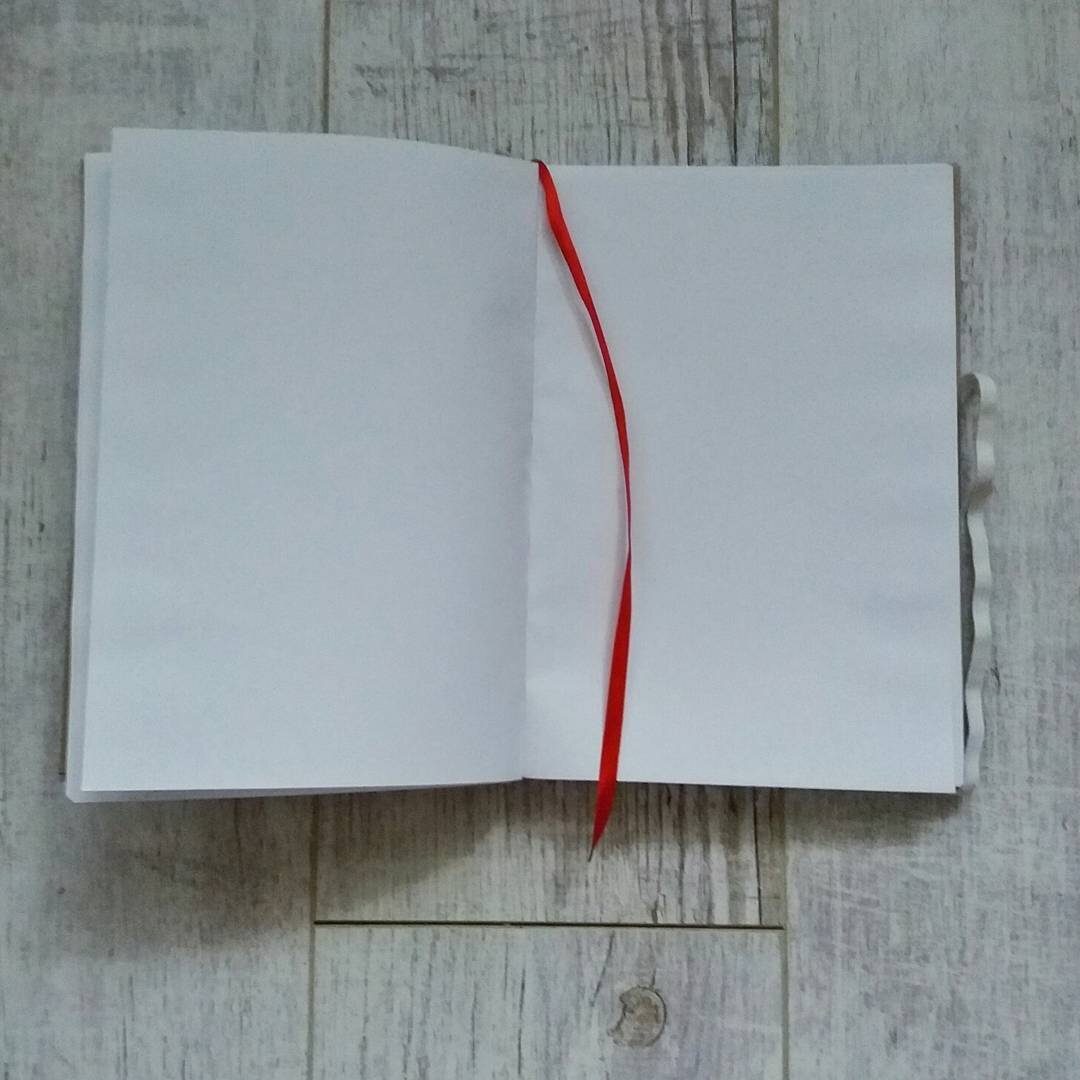 Ляссе и резинка — обязательные атрибуты любого моего блокнота. Фото из личного архива