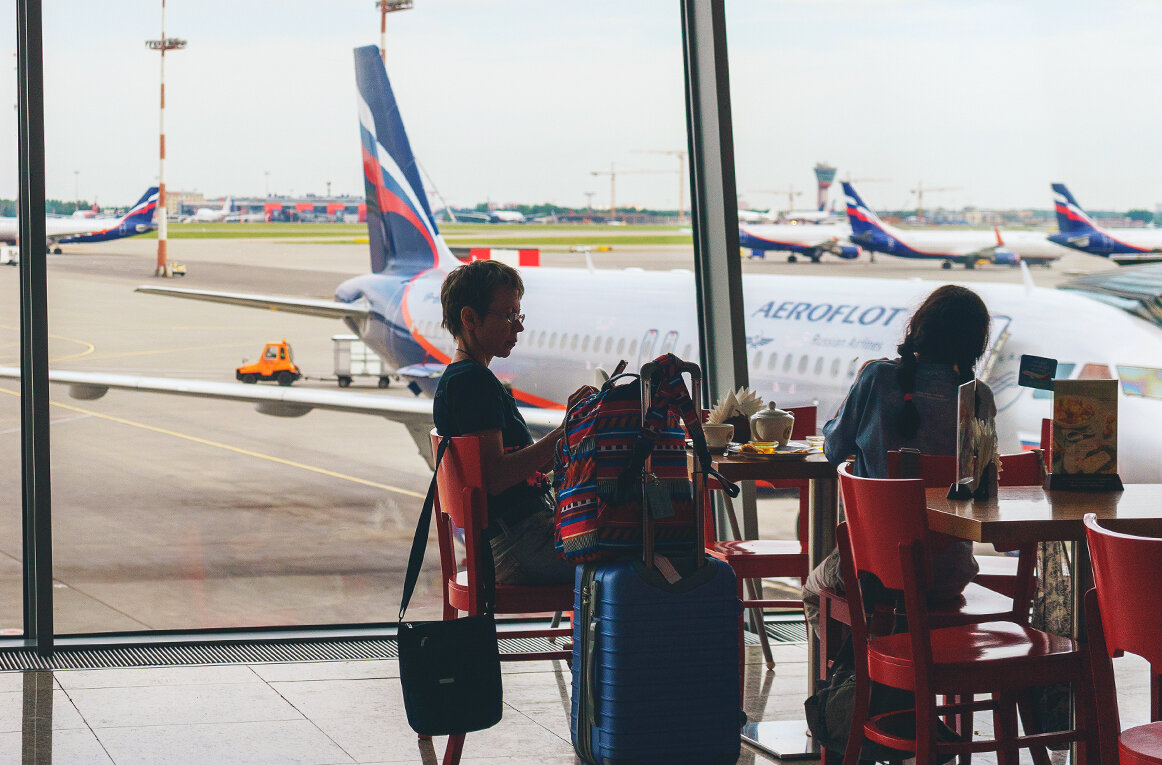 перелет не дает. перелет не дает. пристегнутый пассажир в самолете. утро в аэропорту. перелет не дает.