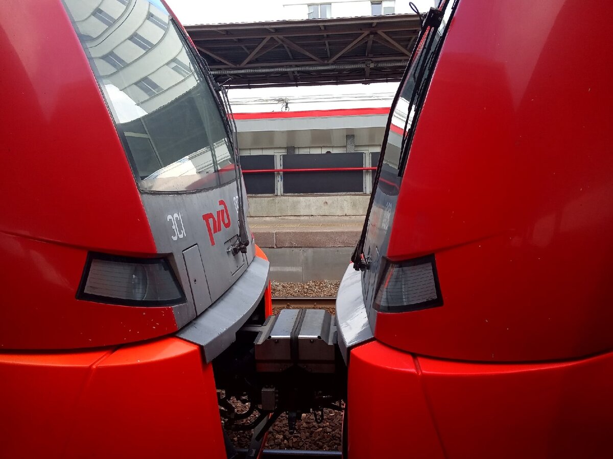 Две ЭС1 (номера не удосужилась записать или запомнить, ибо что-то под впечатлением ходила) в сплотке готовы к приему на борт уважаемых пассажиров.