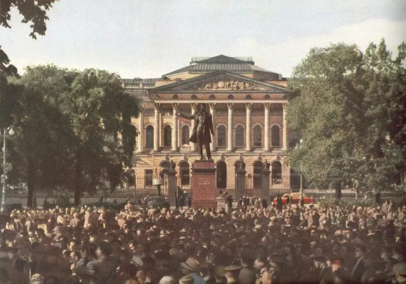 Открытие памятника А.С. Пушкину 19 июня 1957 года. Автор памятника - Лауреат Ленинской премии скульптор Михаил Константинович Аникушин.
