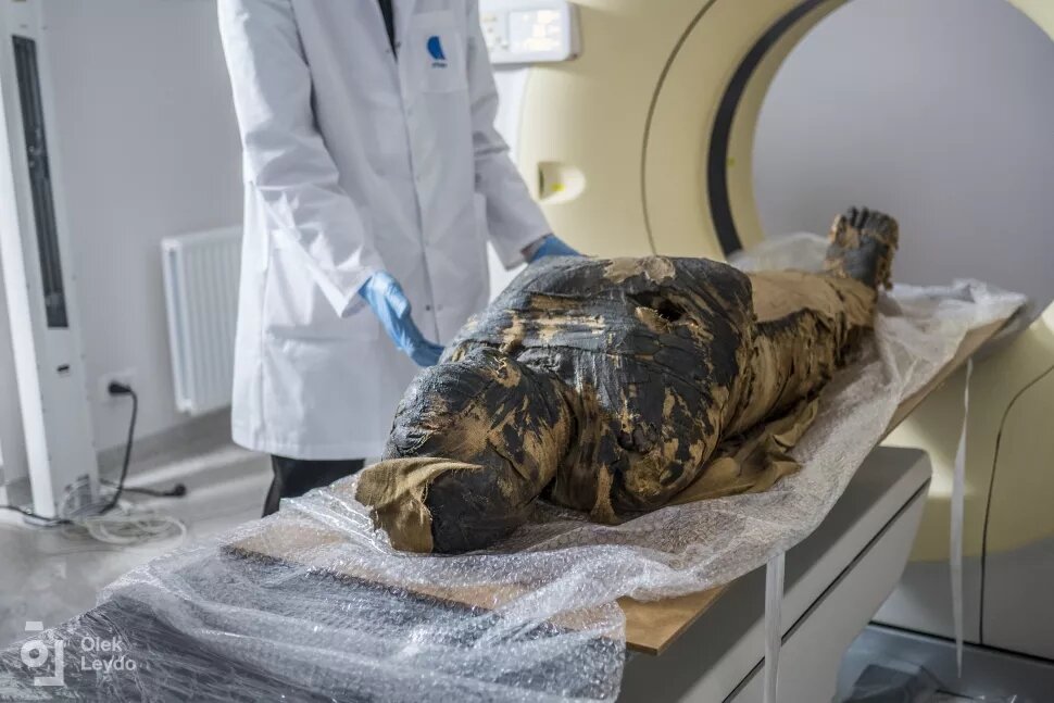 Процесс сканирования мумии. Источник фото: https://www.livescience.com/pregnant-egyptian-mummy-warsaw.html