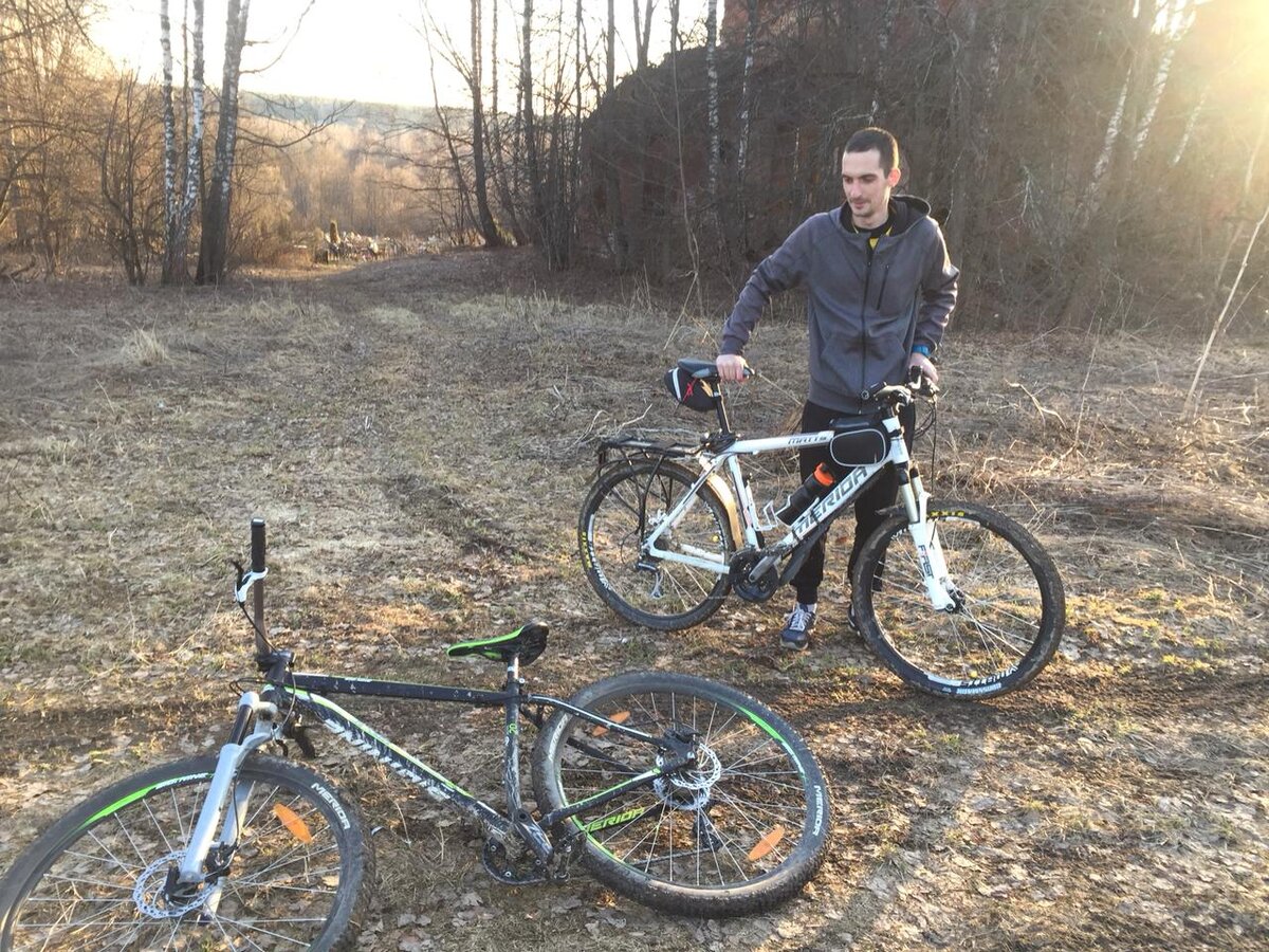 Мой первый и основной велосипед - горная "Мерида". Бюджетная, но крепкая. Все велопоходы - на нём.