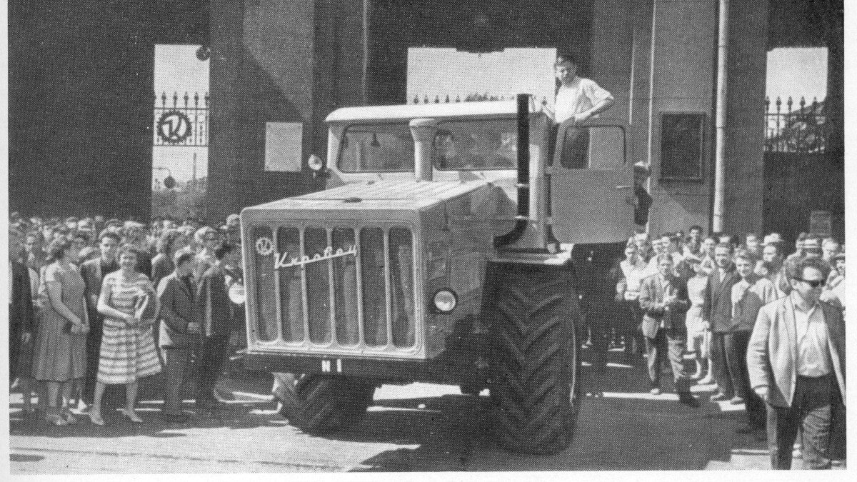 Первый трактор «Кировец» выезжает из ворот Кировского завода 