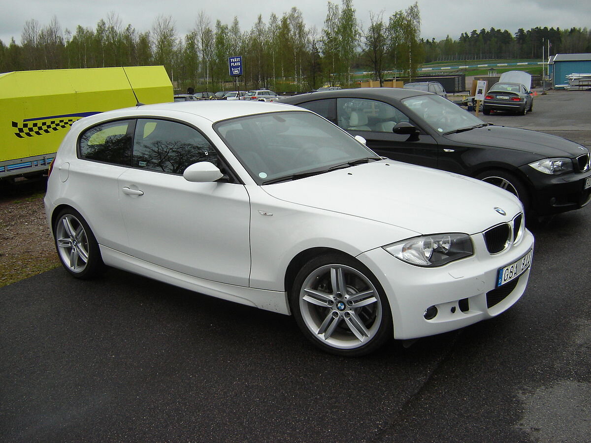 Чуть позже меняются приоритеты и появляется больше возможностей. Как следствие, меняется и автомобиль                                                                                                  nakhon100, CC BY 2.0 <https://creativecommons.org/licenses/by/2.0>, via Wikimedia Commons