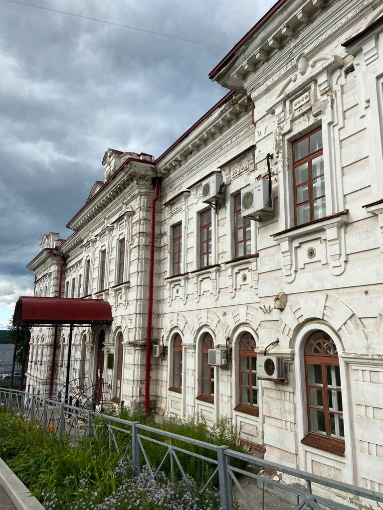 Красивое здание на одной из улиц Перми