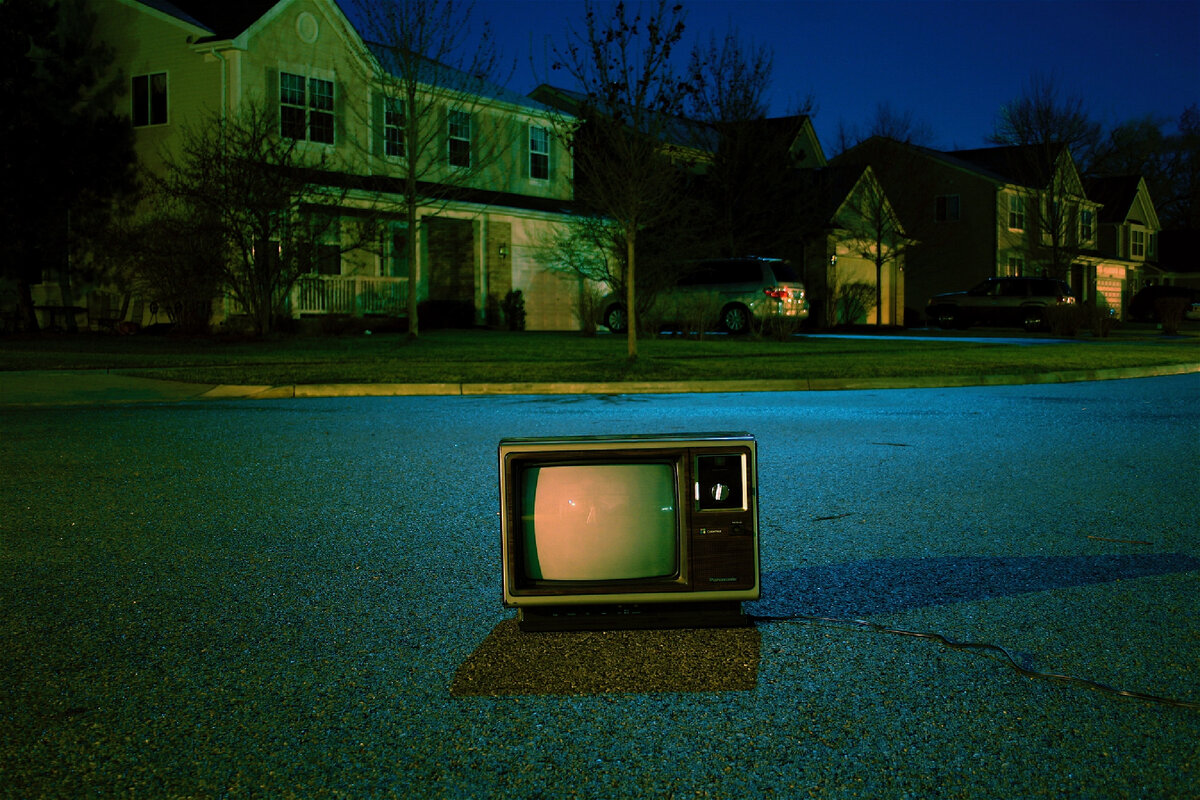 Но телевизор не выбрасываем. Photo by Frank Okay on Unsplash