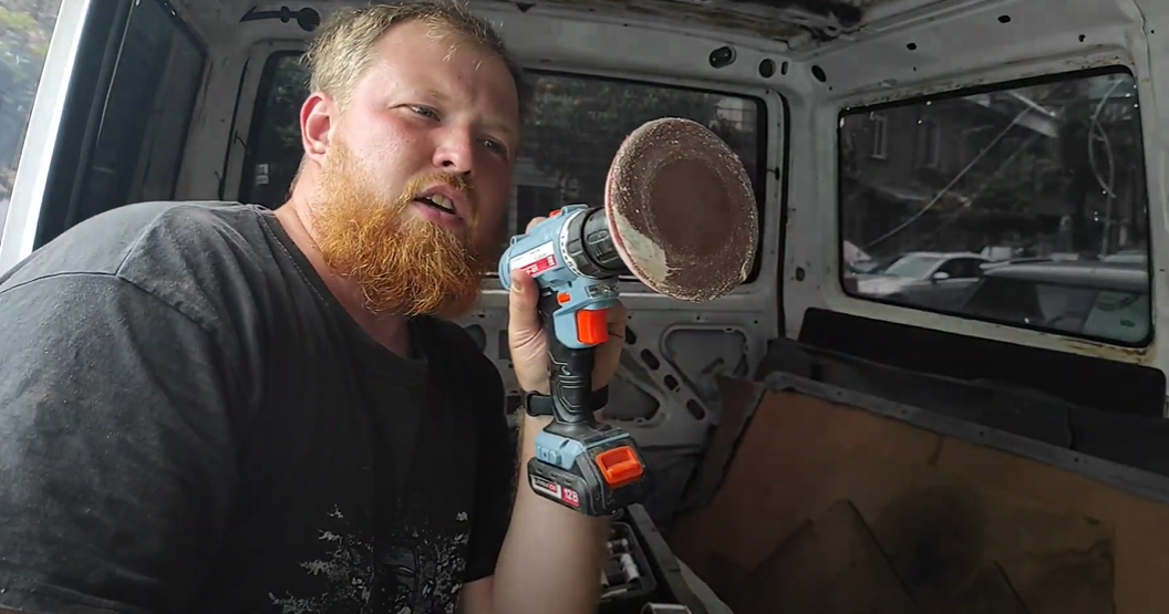 Вот такое приспособление. Стоила 8 лар (около 200 рублей).