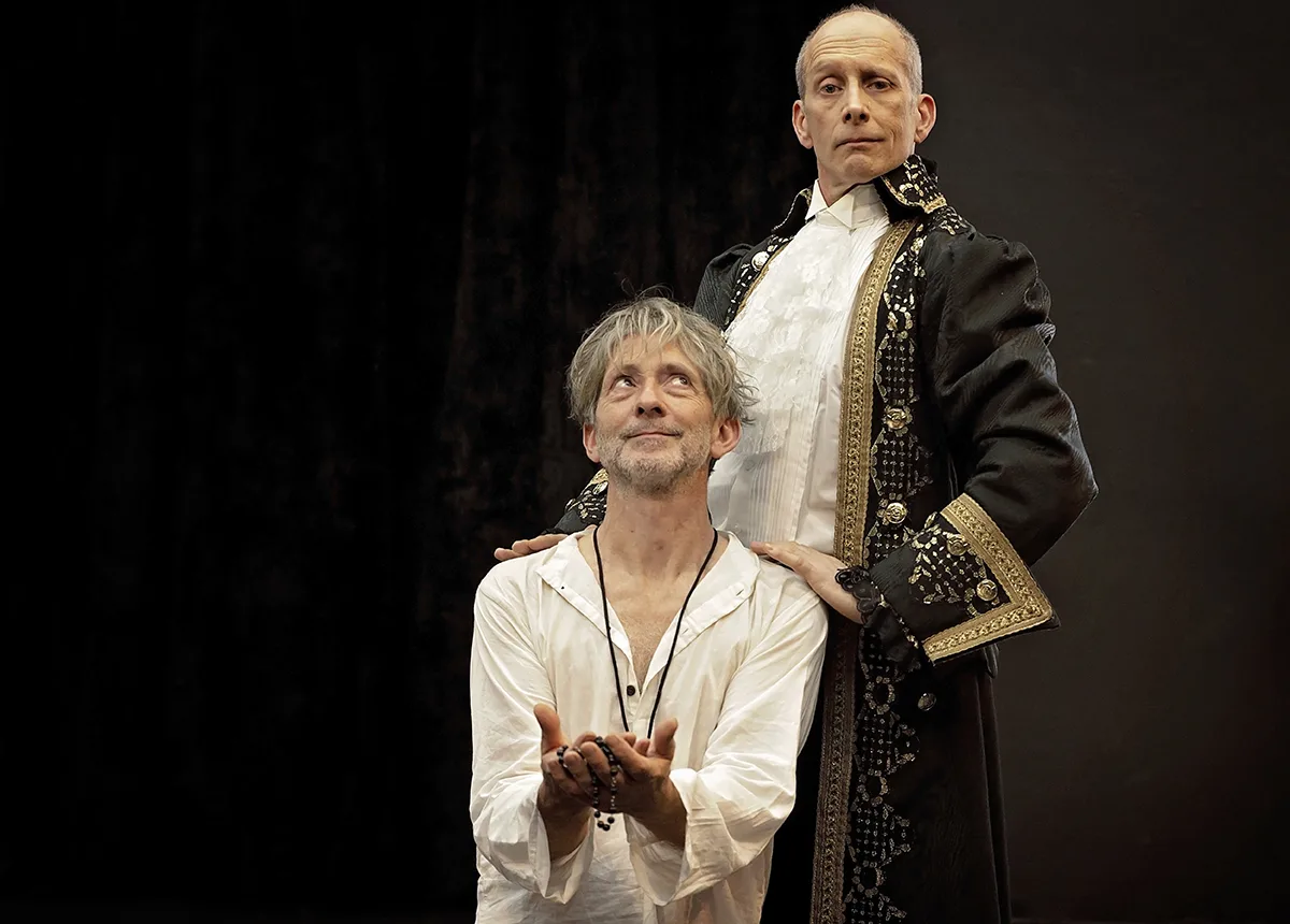 Сцена из спектакля "Тартюф". Театр Prague Shakespeare company. Источник: https://www.pragueshakespeare.com/