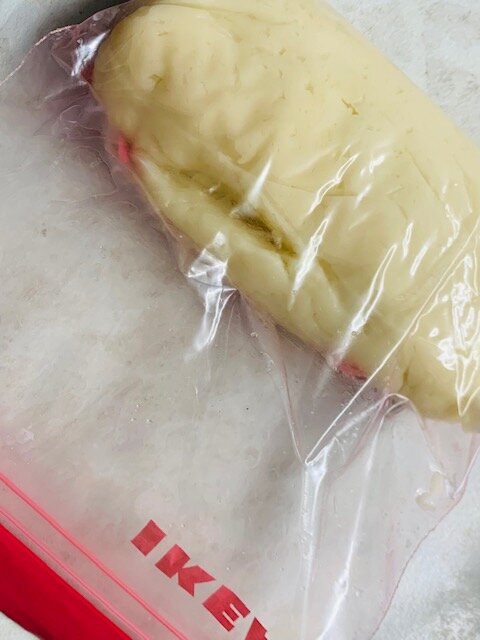 Выложить в кондитерский мешок или шприц. 