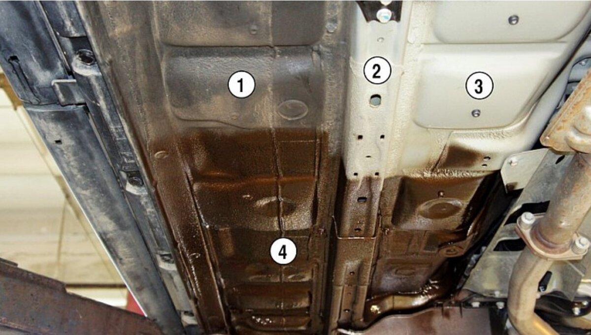 Процесс нанесения материала Mercasol 845 AL. Заводское покрытие откровенно слабое — местами консервационный битумный состав, почти смытый водой (1), местами пластизоль (2), но большая часть поверхности просто окрашена (3). Для езды по нашим дорогам нужна дополнительная защита (4). После обработки «бронзовая» зона (4) распространится на все днище Фото Юрия Буцкого
