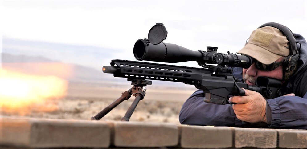 Зачем снайперы во время боевых действий используют глушители на своих винтовках, если находятся за 1-2 км от противника?