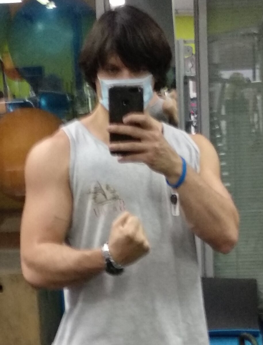 Я начинал свой путь к железу под руководством тренера по пауэрлифтингу. Я практически не тренировал руки и они за 3 года приседов, жимов и тяг сильно отстали. Приходится это исправлять сейчас. 