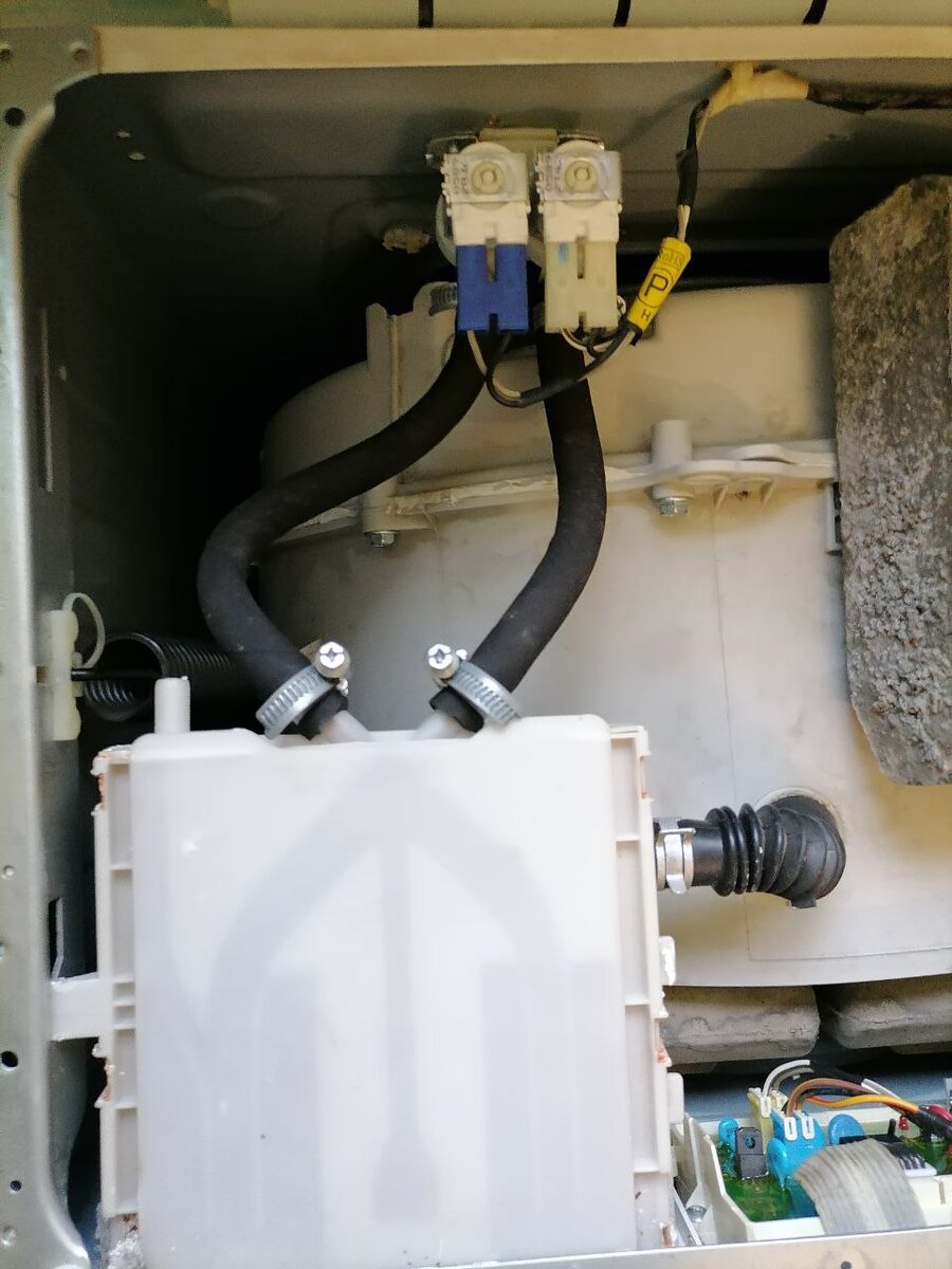 Подтекание воды в стиральной машине автомат происходит по причине засорения электромагнитного клапана. Повышенная жесткость, взвесь песка и ржавчины не дают механизму перекрыть воду полностью.
