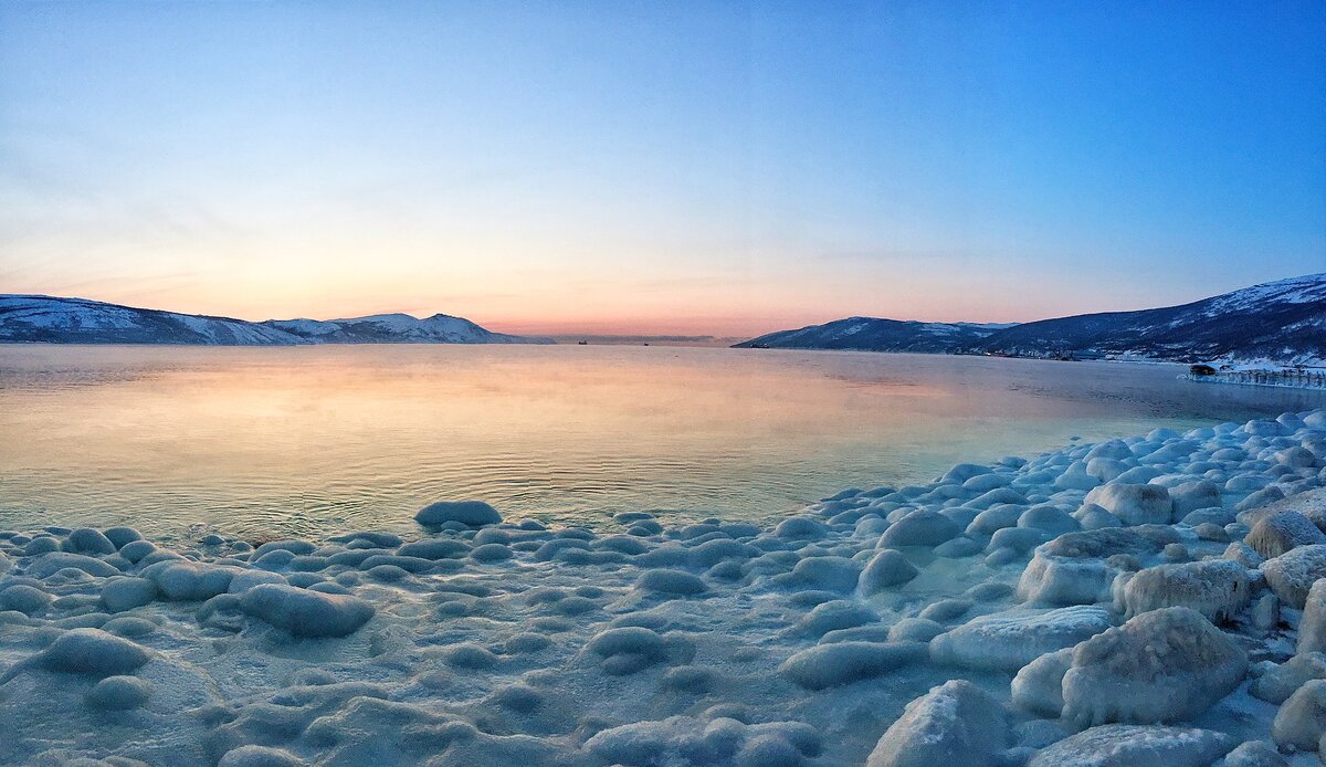Охо́тское море — море Тихого океана, отделяется от него полуостровом Камчатка, Курильскими островами и островом Хоккайдо. От соседнего Японского моря Тихого океана отделено островом Сахалин. Омывает берега России и Японии. Прежнее название — Камчатское море - Википедия