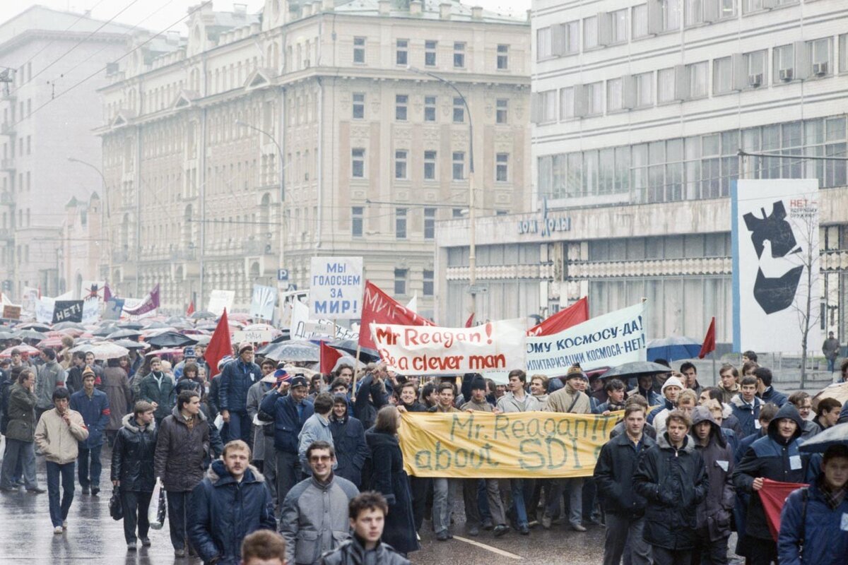 СССР. Москва. 25 октября 1986 г. Участники митинга направляются к спорткомплексу "Олимпийский". Валерий Христофоров / TASS