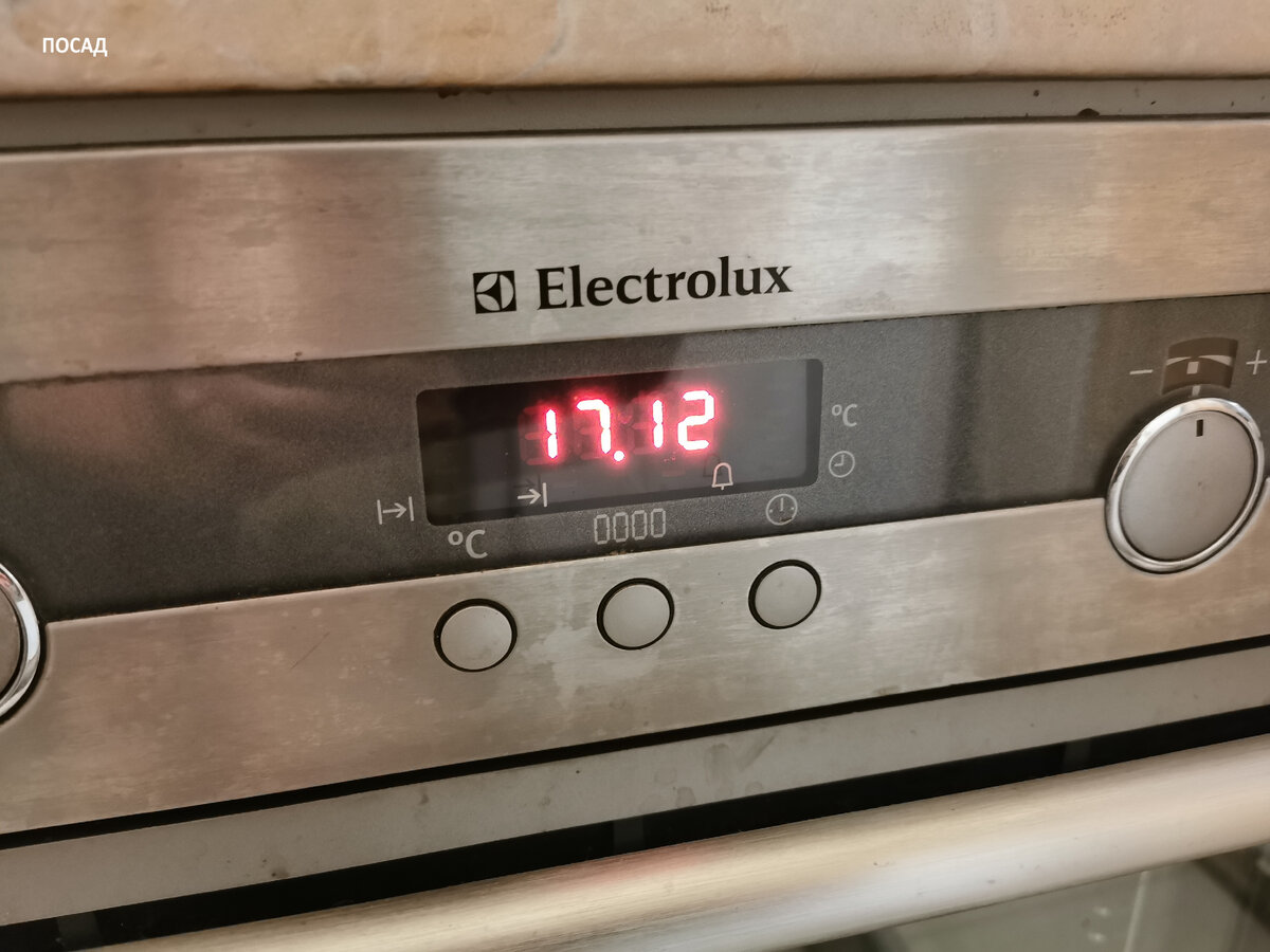 Часы приходится выставлять заново даже после секундного отключения. 