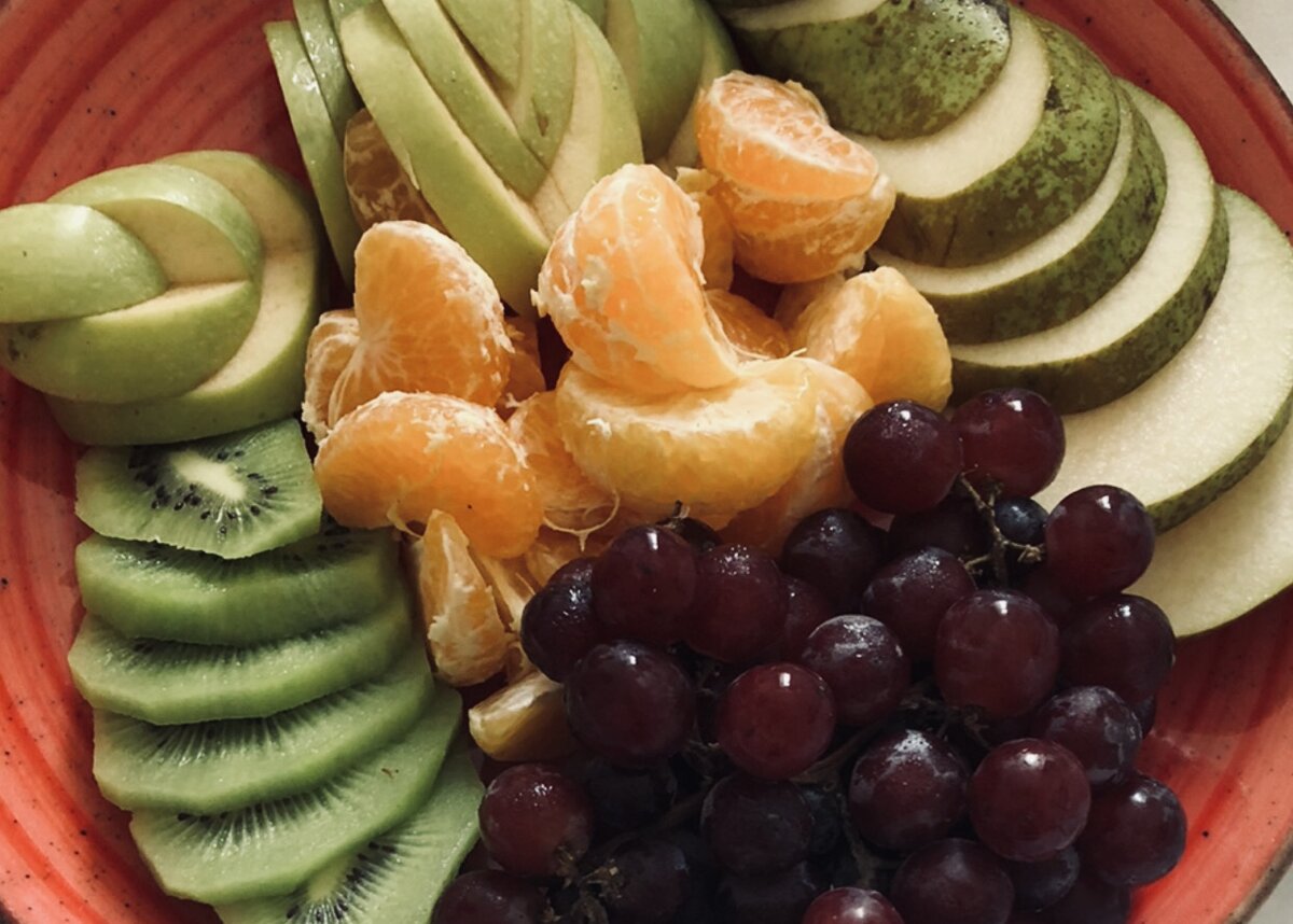 Вот такую тарелку с фруктами нам летом принесли в отеле на Розе Хутор как комплимент в честь дня рождения дочери🎉