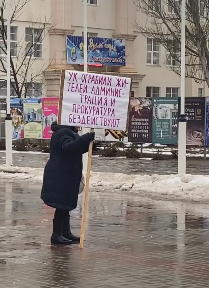 В нашем городе прошёл митинг. Родители вместе с детьми стояли под дождём. |  Ольга Блогер | Дзен