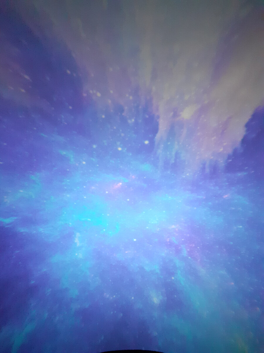 Это потолок в одном из залов, впечатление, как будто летишь навстречу звездам. Видео тоже сняла, но не умею загружать, к сожалению...