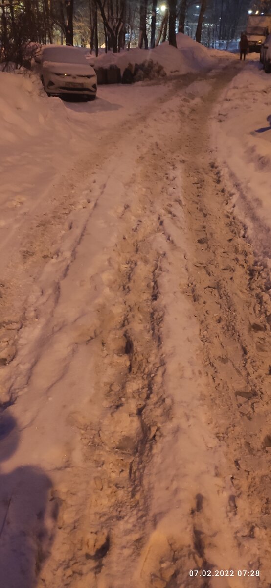 А здесь пешеходы пешеходят. В поликлинику бабушки... Да, в основном. Но и автомобили тоже.