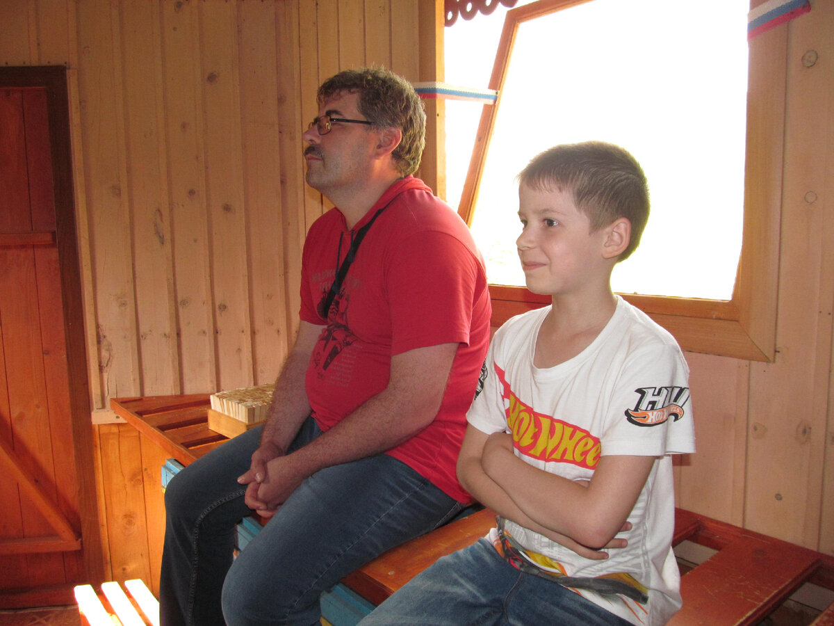 Слушаем рассказ экскурсовода о пользе сна на пчелах