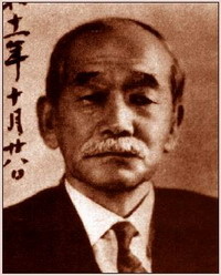 Дзигоро Кано (1860-1938)Длительная изоляция Японии, закрытой от внешнего мира более чем на два столетия политикой Сегуна Токугавы, закогчилась 31 марта 1854 года с подписанием Договора Канагавы. Прежнее устройство Японии быстро разрушилось, когда эта островная страна приготовилась встретиться с миром. Это было время поразительных перемен и огромных испытаний, политическому и экономическому строю Японии предстояло претерпеть полное преображение в течение нескольких десятилетий. Одновременно с рассветом новой эпохи в истории Японии, 28 октября 1860 года в Микагэ родился Дзигоро Кано. Возвышающийся над безмятежным Осакским заливом и окаймленный величественной горной грядой Рокко, Микагэ (ныне часть города Кобэ) был в те времена одним из самых привлекательных районов Западной Японии. Этой области дарованы умеренный климат и чистая вода - два источника, обеспечивающих хорошие условия для приготовления сакэ, до сих пор входящего в ряд основных производств этого района. По линии отца Марэсибы корни Кано уходили к самым началам истории Японии, и среди его предков было множество прославленных монахов-синтоистов, мастеров буддизма и последователей Конфуция. Его мать Садако относилась к одному из самых известных кланов изготовителей сакэ (они варили знаменитый сорт Кику-Масамунэ). Кано, вместе с двумя старшими братьями и двумя старшими сестрами, вырос в доме, который считался одним из самых больших и богатых в округе. Хотя обстоятельства юности Кано вполне завидны, его воспитывали в строгости и суровой дисциплине. Кано сохранил нежные воспоминания о доброй и внимательной матери, но он говорит о ней как о человек, нетерпимом к любым проявлениям недостойного поведения. Марэсиба лично занимался образованием своего младшего сына, сам обучал его основам знаний и организовал для него дополнительные уроки по китайской классической литературе и каллиграфии. После смерти Садако в 1869 году, Марэсиба, ставший к тому времени предпринимателем и правительственным чиновником и активно поощрявший модернизацию Японии периода Мэйдзи, перебрался с семьей в новую столицу, Токио. Наиболее ярким из первых впечатлений юного Кано от столицы было зрелище ронинов, с важным видом расхаживающих по улице и гордо выставляющих напоказ два своих меча (запрещение ношения мечей было издано через несколько месяцев после переселения семьи Кано в Токио). 
Кано приняли в СэтацуСедзю-ку, частное учебное заведение, которое возглавлял ученый Кэйдо Убуката. Уникальность этой школы заключалась в том, что в ней учились не только отпрыски аристократов и самураев (прежде образование было исключительно привилегией высших классов). Среди учеников школы были также дети торговцев, ремесленников и представителей других классов: некоторые из них обучались борьбе сумо, мастерству актеров театра Кабуки и искусству гейш. Убуката был высокочтимым каллиграфом и известным ученым, и, помимо усиленной подготовки своих учеников в классической литературе Японии и Китая, он заставлял их заполнять кистью до трех блокнотов ежедневно. Вечером после занятий Убуката часто проводил с учениками личные беседы, во время одной из которых сказал Кано, что, несмотря на бесценность классического образования, современным японским студентам необходимо тесно знакомиться и с западной культурой. Кано воспринял совет Убукаты всем сердцем и, после первого знакомства с английским языком в академии Сюбэи Мицукури, поступил в 1873 году в Икуэи Гид-зюку, где все курсы читались на английском или немецком языках иностранными преподавателями, а учебник математики, например, был на голландском. В общежитии этой школы способный, высокородный, а временами и сноб, Кано стал беззащитным объектом жестоких насмешек со стороны ревнивых старшеклассников. В этой школе юный Кано вскоре стал первым учеников, но не приобрел симпатии учителей, преподававших физическое воспитание. Товарищи по учебе смотрели на него сверху вниз, причем буквально, поскольку Кано с рождения был слабым и, даже по японским меркам, низкорослым. Кано, разумеется, был чрезвычайно удручен столь печальным положением и именно в этот беспокойный период впервые услышал о дзю-дзюцу, боевом искусстве, в котором небольшая физическая сила позволяла противостоять сильным атакам. Кано не удалось заняться дзю-дзюцу именно в то время, но он все же пытался укрепить свое тело, обратившись к различным видам спорта, включая появившийся в Японии совсем недавно бейсбол.

В 1874 году Кано поступил в Токийскую школу иностранных языков, где продолжил изучение английского языка. Его прежние учителя английского были голландцами и немцами, и он совершенно растерялся, столкнувшись с настоящим британским и американским произношением. Примечательна та неутомимость, с какой Кано изучал английский язык в достаточно трудных условиях. В то время редкими были обычные словари; студенты академии часто довольствовались одним экземпляром учебника на всех, а перед экзаменом "смена" Кано в очереди на учебник нередко приходилась на время с часа ночи до пяти утра. Несмотря на эти трудности, Кано в совершенстве овладел языком и большую часть своей жизни вел дневник на английском (позже Кано записывал технические детали своего учения будо также на английском - вероятно, для того чтобы держать их в секрете. Его письменный английский Бу-дзюцу - боевые искусства как совокупность технических приемов, в отличии от будо - боевых искусств как систем интегральной физической и духовной тренировки - совершенно великолепен и считается в Японии одним из лучших образцов). Окончив школу языков, Кано поступил в Академию Каисэи, еще одну школу, поддерживаемую правительством. В 1877 году она стала Токийским университетом, и Кано удостоился чести стать одним из самых первых выпускников этого лучшего национального учебного заведения Японии. Кано выбрал своим основным направлением политические науки, философию и литературу (как оказалось, любимейшим его предметом стала астрономия). В то время Кано вновь столкнулся с задирами и буянами, как вне, так и на территории студенческого городка, и исполнился еще большей решимости приступить к изучению дзю-дзюцу. Однако в тот исторический период было совсем нелегко найти себе подходящего учителя. В период Токугавы (1800 - 1868) в любом районе Японии к учителям боевых искусств относились как к само собой разумеющемуся явлению, а каждый самурай, будь то мужчина или женщина, проходил интенсивную подготовку в бу-дзюцу. Однако с момента краха в 1868 году феодальной системы поддержка академий боевых искусств со стороны государства иссякла, и большинство из них закрылось. Более того, с переходом страны к западному образу жизни большая часть японцев потеряла интерес к классическим боевым искусствам. "Времена изменились, и подобные вещи стали теперь бесполезными", - откровенно предупреждал Кано не только его отец, но и многие бывшие мастера боевых искусств. Но Кано упорствовал и наконец в 1877 году нашел хорошего учителя, Хатиносукэ Фукуду (1929 - 1880) из Тэнсин Синъе-рю. В этом Рю, основанном Матаэмоном Исо (скончался в 1862), занимались относительно новым стилем дзю-дзюцу, и основное внимание в нем уделялось атэми (поражению анатомически слабых точек) и технике захвата. Говорят, что Матаэмон освоил многие свои приемы в уличных схватках с бродягами, терроризировавшими местное население (к концу периода Сегуната закон и порядок пришли к полному упадку); предположительно, он владел 124 видами различных ударов кулаком...

Пятидесятилетний Фукуда, зарабатывающий себе на жизнь хиропрактикой, занимался в небольшом додзе с несколькими постоянными учениками. Фукуда был требователен в обучении своих немногочисленных учеников, и, как вскоре выяснилось, никто из них не был столь прилежен в занятиях, как Кано. Кано от всей души предался занятиям и, даже если рядом никого не было, занимался в одиночестве и выполнял различные движения с тяжелым железным шестом, который ему преподал Фукуда (судя по всему, Кано одновременно изучал бо-дзюцу, сражение на палках, в додзе при Ягю Сингэн-рю). Изодранная в клочья уваги (тренировочная куртка) Кано, хранимая ныне семьей Кано как одна из реликвий, говорит о том рвении, с каким он отдавался тренировкам. Его преследовали травмы. Перед занятиями Кано непременно покрывал тело сильнодействующим, но отвратительно пахнущим бальзамом собственного приготовления и потому быстро получил среди своих одноклассников прозвище "Кано благоухающий". Каждый вечер, вернувшись домой, он показывал старшему брату и сестре то, чему научился в додзе в течение дня. Во время занятий дотошный Кано докучал Фукуде просьбами о подробнейшем объяснении каждого приема - точного расположения рук и ног, правильного "угла вхождения", распределения веса и так далее - но учитель обычно произносил только: "Подойди", - и вновь отправлял Кано на землю, пока пытливый ученик не обретал практического понимания приема благодаря опыту "из первых рук". Главным партнером по упражнениям для Кано был могучий тяжеловес по имени Фукусима. Он постоянно побеждал Кано в рандори (соревнования в вольном стиле), и Кано обратился за советом к своему другу, борцу сумо, надеясь, что приемы этой борьбы дополнят его опыт. Однако сумо не смогло помочь ему, и Кано отправился в Токийскую библиотеку, желая посмотреть, что предлагается в книгах по западной борьбе. Там он обнаружил технику, которую в впоследствии назвал ката-гурума ("мельница"). После долгой подготовки и планирования этой домашней заготовки, он решился вызвать Фукусиму на бой. Придя на тренировку раньше обычного, он сел в углу и еще некоторое время наблюдал за манерой борьбы и передвижениями своего потенциального соперника. В конце тренировки Кано переоделся и, с уважением поклонившись Фукусима, просил провести с ним поединок. Тот рассмеялся и охотно согласился. Имея опыт многочисленных побед, он был уверен в успехе и на этот раз. Кано встал в двух метрах от соперника и, казалось, не имел никаких намерений атаковать. Несколько обескураженный и раздосадованный Фукусима сделал шаг вперед и, одновременно со своим вторым шагом, молниеносно захватил ворот кимоно хрупкого Кано. Именно этого и ждал подготовивший и предвидевший ситуацию соперник. Захватив разноименной рукой атаковавшую руку, развернувшись на четверть оборота к противнику и согнув ноги в коленях, второй рукой он подтолкнул теряющего равновесие Фукусима. В гробовом молчании присутствующих тот с грохотом приземлился на всю спину. Удивление зрителей усиливалось тем, что поверженный соперник, ошеломленный броском, долго не мог подняться. Эта победа была важна тем, что дала создателю Дзюдо возможность убедиться в правильности рассуждений о значимости такого раздела техники, как кудзуси (выведение из равновесия).

 

В мае 1879 года Кано и Фукусима попали в отборную группу мастеров боевых искусств, организованную для инсценированной демонстрации бывшему президенту Соединенных Штатов Гранту во время его визита в Японию. Представление было принято генералом Грантом и другими американцами весьма благосклонно и широко освещалось в прессе США. К несчастью, вскоре после этого, в возрасте пятидесяти двух лет, скончался учитель Кано, Фукуда. Кано пытался самостоятельно проводить занятия в додзе, но очень скоро понял, что ему самому еще не хватает подготовки. Кано продолжил свою учебу в Тэнсин Синъе-рю у Масамото Исо (1818 -1881), сына основателя этой школы. В то время Масамото было за шестьдесят, и он уже не участвовал в рандори, но все еще считался мастером ката, приемов, проводимых согласно определенной схеме (позже Кано рассказывал своим ученикам, что ката в исполнении Масамото были "самым прекрасным зрелищем из всех, что мне приходилось видеть"). Кроме того, тело Масамото было словно отлитое из чугуна и без ущерба выдерживало прямой удар деревянного меча. Обучение у Масамото позволило Кано овладеть мастерством выполнения различных ката и получить значительный опыт рандори - в додзе Масамото занималось тридцать учеников и Кано ежедневно нужно было провести поединок с каждым из них.Очень часто его тренировки заканчивались лишь к одиннадцати часам вечера, и совсем нередко усталость едва позволяла ему доползти до дому. Когда же Кано добирался домой, он продолжал заново переживать все свои бои во сне и пробивал ударами рук и ног дыры в бумажных стенах своей комнаты. По мере того как Кано становился сильнее и рос в своем мастерстве, возрастала его уверенность в себе. На демонстрации, проводимой в Тоцука-рю при Токийском университете, Кано стремительно выпрыгнул из толпы зрителей и присоединился к рандори, поразив при этом непосредственностью своей импровизации как зрителей, так и самих участников. С другой стороны, Кано обнаружил, что чрезмерная самоуверенность может быть опасной - в додзе Масамото он провел очередной бросок слишком небрежно и был буквально пригвожден к полу новичком. Столь явный сигнал тревоги показал Кано, что нельзя недооценивать противника.

В 1881 году, после смерти Масамото, Кано вновь остался без учителя. На этот раз он отправился учиться к Цунэтоси Ийкубо (1835-1889) из Кито-рю. Родословная Кито-рю уходит к середине семнадцатого века. Во времена Кано Кито-рю сосредотачивалась, в первую очередь, на нагэ-вадза, техниках броска. Как стиль, так и содержание обучения в Кито-рю существенно отличались от принципов Тэнсин Синъе-рю, и Кано был очень рад познакомиться с новым подходом к дзю-дзюцу. Хотя Ийкубо было уже за пятьдесят, он продолжал вести занятия в течение целого дня и по-прежнему превосходил своих молодых учеников в рандори. Вероятно, это был самый искусный мастер боевых искусств из всех, у кого Кано доводилось учиться (в своих воспоминаниях Кано говорит: "У мастера Фукуды я научился тому, какой должна быть работа моей жизни, у мастера Масамото я научился тонкой природе ката, у мастера Ийкубо я освоил множество приемов и научился важности своевременности").

Посвящая тренировкам все вечера, Кано не менее усердно погружался днем в книги, получая в Токийском университете отличные оценки. Кано закончил Токийский университет в 1881 году, но остался там для дальнейшего обучения еще на год. Летом 1882 года он получил диплом преподавателя литературы, что в те времена делало его преподавателем высшей интеллектуальной элиты японского общества. Доктор Кано решил продолжить образование в школе пэров, что в будущем открывало ему перспективу карьеры государственного служащего. Но увлечение дзю-дзюцу, ставшее делом жизни, изменило его судьбу. В феврале 1882 года он перебрался в Эйсе-дзи, небольшой буддийский храм секты Дзедо в районе Симо-тани города Токио. Там, в возрасте двадцати двух лет, он основал Кодокан, "Институт Изучения Пути".Свое время Кано делил между буддийской практикой и научной работой. Большую часть дня он проводил со своими учениками в храме, где ел, шил и ремонтировал одежду для тренировок, проводил беседы и занятия. Одновременно ему приходилось выполнять функции преподавателя знаменитого лицея Гекусюин, в котором учились дети привилегированных особ. Занятия начинались ранним утром. Вторую половину дня Кано посвящал Дзюдо, затем делал записи и готовил план на следующий день, переводил с иностранных языков, засиживаясь иногда далеко за полночьКано уже давно был влюблен в дзю-дзюцу и верил, что его необходимо сохранить как культурную драгоценность Японии; однако он был убежден и в том, что дзю-дзюцу следует приспособить к современным условиям. Он чувствовал, что основополагающие принципы дзю-дзюцу следует систематизировать в форме Кодокан Дзюдо, дисциплины разума и тела, воспитывающей мудрость и добродетельную жизнь.Будучи последователем самурайских традиций, Кано в своих теоретических разработках отталкивался от идей дзэнского патриарха восемнадцатого века Такуана, изложенных в двух секретных трактатах, переданных основателям школы Кито-рю. Такуан утверждал, что победа может быть достигнута сочетанием твердости духа и концентрации воли с естественной свободой движений. Внутренняя "пустота", рассеянное сознание, не сконцентрированное ни на чем, непоколебимое спокойствие, предельное самообладание - качества, обеспечивающие успех в борьбе. Сравнивая дзю-дзюцу с Хи-наянои, "малой колесницей" с ограниченным размахом, он уподобил Кодокан Дзюдо Махаяне, "великой колеснице", охватывающей как личность, так и общество в целом. "Если труд человеческого существа не приводит к благу общества,- говорил Кано,- жизнь этого человека тщетна". Что же касается термина Дзюдо, который означает "путь мягкости", то он существовал уже несколько столетий. Некоторые старые тексты, к примеру, определяют Дзюдо как "путь, который следует течению вещей", что истолковывается в Кодокан Дзюдо как "наиболее эффективное использование энергии". В течение первой половины 1883 года Ийкубо продолжал обучать Кано и по-прежнему одерживал над ним верх. Наконец, однажды Кано уловил ключевой момент дзюдо: "Если партнер тянет, я толкаю; если он толкает, я тяну". С этого времени он смог соревноваться со своим учителем на равных.

Хотя осенью 1883 года Ийкубо даровал ему право преподавания в Кито-рю, Кано все еще было трудно привлекать учеников из-за молодости и недостатка должного тренерского опыта. В 1883 году у него формально зарегистрировалось всего лишь 8 учеников, а на следующий год их было10. К 1885 году число желающих обучаться у него возросло до 54 человек, к нему обратились даже несколько иностранцев. В 1886 году Кано переехал в Фудзи-ми-те, и там ему удалось построить прекрасное здание на 40 матов. В додзе при Фудзими те ученики с уровнями дан впервые начали носить черные пояса как знак своего статуса. Многие школы старых стилей, подобные Синдо Рокуго Кай, объединялись, чтобы противостоять Кодокан Дзюдо, но такие организации просто не могли сравниться с подробно продуманной и тщательно спланированной системой Кано. К 1889 году, когда Кано вновь перебрался в район Ками-Нибан-те, у него уже было более полутора тысяч постоянных учеников и несколько отделений Кодокана в разных частях Токио. Кодокан Дзюдо уверенно прокладывал свой путь к выдающемуся положению в мире боевых искусств современной Японии. В августе 1889 года Кано оставил свой пост в Гакусюин и, по требованию Императорского хозяйственного агентства, готовился предпринять длительное путешествие по образовательным заведениям Европы. Оставив своих старших учеников Сайго и Томиту во главе Кодакана, в сопровождении еще одного официального лица из Императорского хозяйственного агентства он отплыл из Иокогамы 15 сентября 1889 года. Сделав недолгую остановку в Шанхае, они прибыли в Марсель в октябре. В течение следующего года Кано посетил Лион, Париж, Брюссель, Берлин, Вену, Копенгаген, Стокгольм, Амстердам, Гаагу, Роттердам и Лондон, а на обратном пути остановился в Каире, чтобы увидеть пирамиды. Самым сильным впечатлением Кано за время путешествия стало огромное число церквей и соборов, и тогда он впервые осознал, что религия обладала в европейском обществе всепроникающей силой. Поразила Кано и бережливость европейцев, старающихся ничего не терять впустую. Такая добродетель, распространенная в других странах, вновь подтвердила одно из основных убеждений Кано: в дзюдо, как и в повседневной жизни, человек должен стремиться к наиболее эффективному использованию предметов и энергии. В целом, Кано был чрезвычайно доволен своей первой поездкой в Европу и чувствовал, что японцы и европейцы вполне могут сотрудничать на дружественной основе. После посещения Египта в компании англичанина, француза, голландца, швейцарца и австрийца, Кано с гордостью рассказывал своим друзьям в Японии, что он один смог взобраться на вершину пирамиды и спуститься вниз без посторонней помощи и передышек. Во время долгого путешествия домой Кано беседовал с попутчиками о Дзюдо и демонстрировал им его действенность. На корабле служил очень сильный русский матрос, и ради развлечения был устроен бой между ним и Кано. Матрос быстро взял Кано в крепкий захват, и мастеру Дзюдо удалось на лету изобрести новый прием - наполовину коси-нагэ, наполовину сэой-наге - и одолеть своего противника броском. Больше всего толпу наблюдающих поразило не то, что такой маленький человек смог одолеть такого огромного, но то, что Кано удерживал матроса таким образом, чтобы тот не получил повреждений, ударившись о палубу. Кано вернулся в Японию в середине января 1891 года; его путешествие длилось шестнадцать месяцев. В 1891 году Кано, которому исполнился 31 год, решил, что пора обзавестись семьей, и, после поисков подходящей партии с помощью старших, женился в августе того же года на Сумако Такэдзоэ. Увы, уже в следующем месяце Кано пришлось покинуть жену и принять должность директора Пятой высшей школы в отдаленном Кумамото. Как обычно, нововведения в образовании медленно доходили до провинциальных районов, поэтому Кано рассматривал свою работу в Пятой высшей школе как особое испытание. Бюджет ее был мизерным, хозяйство скудным, а учителя - недостаточно подготовленными. Не было в ней и додзе. В отсутствие средств на его постройку, Кано и его ученики вынуждены были заниматься прямо под открытым небом. В 1893 году Кано вернулся в Токио и занял пост директора Первой высшей школы, а немногим позже - ту же должность в Токийском педагогическом училище. Теперь он смог воссоединиться со своей женой, и в конце года у него родился первый ребенок, девочка. У этой супружеской пары было восемь детей - пять девочек и три мальчика.

На следующий год в Сима Томидзака-тё был выстроен прекрасный додзё на сто матов, и тогда впервые была назначена небольшая оплата за обучение (в течение всей жизни Кано оплата занятий в Кодокане оставалась вполне приемлемой благодаря поддержке множества щедрых покровителей). Во время русско-японской войны 1904-1905 годов многие старшие воспитанники Кодокана, включая генерала Хиросэ и адмирала Асано, погибли в боях. Кано предостерегал своих соотечественников от ложной самоуверенности после неожиданных побед Японии над Китаем и Россией. Китай, отягощенный безнадежно продажным имперским двором и устаревшей армией, терпел поражение изнутри; Россия была не способна в достаточной мере снабжать отдаленный Дальний Восток войсками и боевой техникой, но, если бы война велась поближе к Москве, ее результаты могли бы быть совершенно противоположными. "Война никогда не идет на пользу, - писал Кано, - и непрерывные сражения рано или поздно приводят к поражению". В 1906 году Кодокан вновь расширяется; на сей раз он переезжает в додзё на двести семь матов в районе Симо-Томисака-тё. Примерно в то же время стандартом становится дзю-до-ги (форменная одежда дзюдо) в том виде, в каком она известна нам сегодня (прежде брюки часто были очень короткими, а куртки шились по самым разным образцам). В 1908 году японский парламент принимает закон об обязательном обучении кэн-до или дзюдо в средних школах.Широта взглядов Кано на проблемы физического воспитания не позволяла ему замыкаться в рамках одного, хотя и любимого, вида спорта. Заслугой этого человека является создание Легкоатлетического союза Японии, позднее вошедшего в Международную федерацию легкой атлетики. Появление в 1911 году Японской ассоциации любительского спорта также обязано усилиям доктора Кано.

В 1909 году Кано избирается первым японским представителем в Международном Олимпийском Комитете. Хотя Кано был предельно добросовестным членом этого комитета и в конце концов добился проведения Олимпийских Игр 1940 года в Токио, он занимал довольно неоднозначную позицию по отношению к введению Кодокан.Дзюдо в программу Олимпийских Игр. Как уже упоминалось, Кано был глубоко обеспокоен возрастанием значения спортивных побед и боялся, что олимпийское дзю-до может стать орудием национализма. Разумеется, он одобрял открытые международные турниры, но не хотел, чтобы они стали формой противостояния между различными странами и мерилом расового превосходства (дзю-до вошло в список олимпийских видов спорта лишь в 1964 году, спустя много лет после смерти Кано, и следует признать, что демонстрируемое на Олимпиадах дзю-до имело мало общего с исходными идеалами Кодокан Дзю-до).

С 1910 по 1920 годы Кано неутомимо продолжал преподавание и поездки. В возрасте шестидесяти лет он покинул пост директора Токийского высшего педагогического училища и отправился в длительное путешествие по Европе и Соединенным Штатам. Большое землетрясение в Канто в 1923 году пощадило Кодокан и не причинило ему серьезных повреждений, поэтому поездки и лекции Кано продолжались. Помимо прочего, он выступил с речью "Необходимость английского образования в современном международном обществе". Последние двадцать пять лет жизни Кано прошли в почти непрерывных путешествиях по родине и за границей. За свою жизнь он тринадцать раз пересек океан и посетил четыре континента. Несмотря на непрестанные сложные поездки, Кано никогда не жаловался на усталость; ему не нравилось слышать фразу "Оцукарэ-сама дэсита" ("Вы, должно быть, устали?"), и, возвращаясь из очередного путешествия, он отмахивался от любого подобного приветствия. , Кано любил жизнь. Он наслаждался хорошей кухней и приятными напитками Востока и Запада (но ненавидел курение; он мог отказаться от присутствия на банкете, на котором было разрешено курить). Полный энтузиазма каллиграф и заядлый игрок в сякухати, Кано покровительствовал традиционным японским искусствам, в частности классической музыке и танцу. Ему очень нравились серьезные беседы о внутренних и международных делах, и нередко споры в его кабинете в Кодокане затягивались далеко за полночь.Нет ничего неожиданного в том, что при таком непоседливом образе жизни Кано скончался во время путешествия. В 1938 году Кано отправился в Каир на заседание Олимпийского Комитета, на котором обсуждалась организация Олимпийских Игр 1940 года в Токио (в конце концов, эта Олимпиада была сорвана из-за начала Второй мировой войны). Европейские представители предлагали провести Игры в августе, но Кано предложил сентябрь: "В августе в Японии очень жарко и влажно. Японцы, которые привыкли к такой удушливой жаре, получат решающее преимущество перед спортсменами других стран".

Возвращаясь в Токио на судне "Хикава-мару", Кано заболел и тихо скончался 4 мая 1938 года, в возрасте семидесяти восьми лет.
Жизнь и учение Кано лучше всего отражаются словами, которые он писал, создавая Кодокан Дзю-до: "Учение одного добродетельного человека способно повлиять на многих; то, что было хорошо усвоено одним поколением, будет передано сотням поколений".