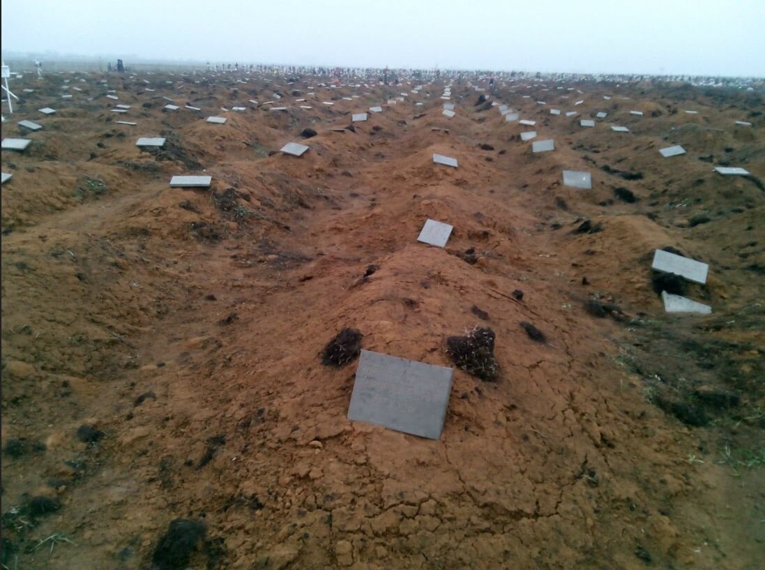 Укры утверждали, что фото кладбища с "Хирургическими отходами" сделано не в Одессе. Один одессит решил проверить и посетил кладбище. Оказалось оно - Западное одесское кладбище. Идет геноцид не только народа Донбасса, но и всей Украины.