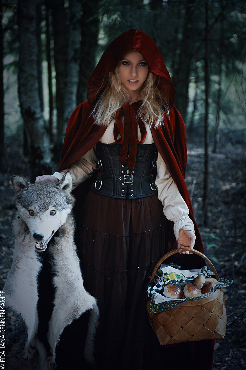 Molly red wolf cosplay. Моррис красная шапочка. Вайолет - красная шапочка.