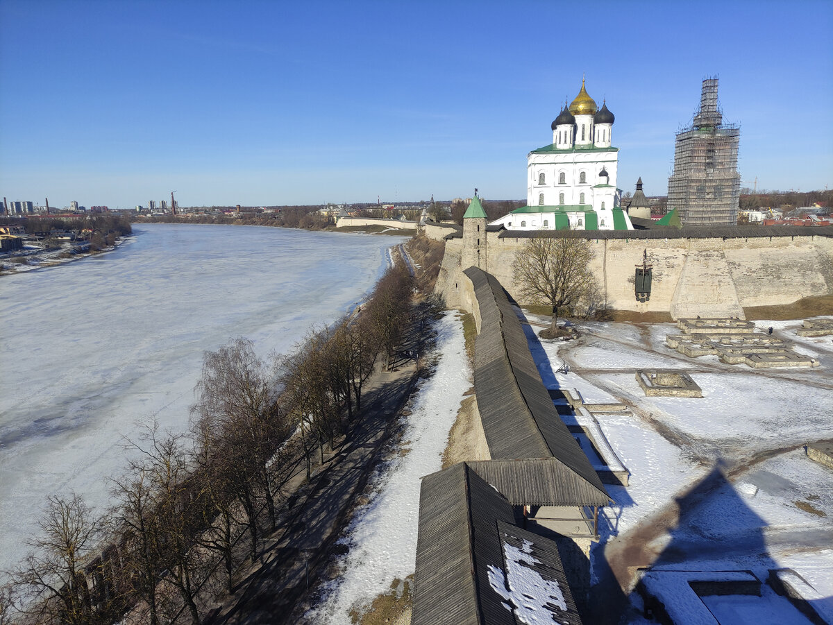 Псковский кремль. Работы идут - реставрируют колокольню.