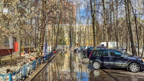 Очень многое вокруг нас работает именно так, а не иначе, и именно  потому, что оно так было устроено, для этого предназначено и требует  нашего участия именно в определённой роли и должным образом ... и никак  не по другому, как бы этого иногда не хотелось ...   

Весна ... Москва ...   

  