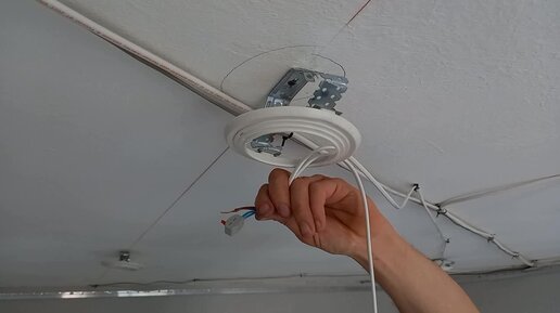 Монтаж светильников в потолок. Установка светильника на потолок. Лампочки монтированные в потолок. Крепления от лампочек врезаются в натяжной потолок. Инструмент для безрамочного монтажа светильников