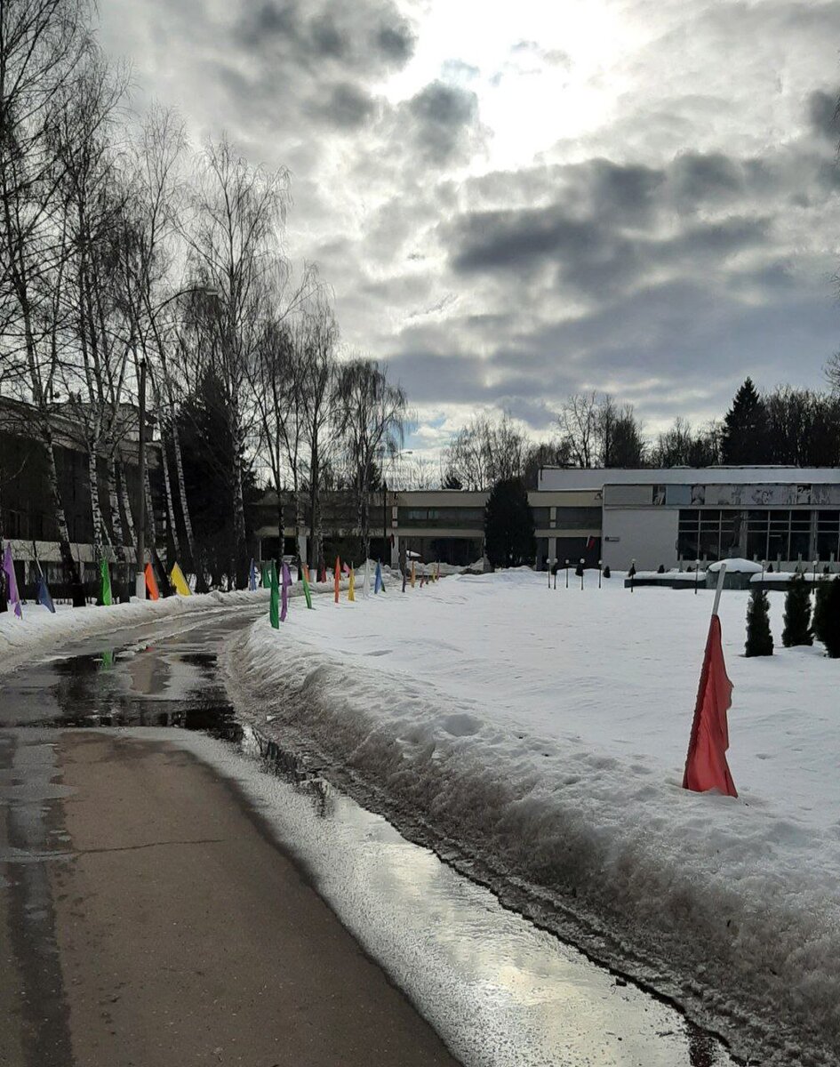Такой вид открывается, когда входишь на территорию.  Слева игровой зал, а справа вход в жилой комплекс.