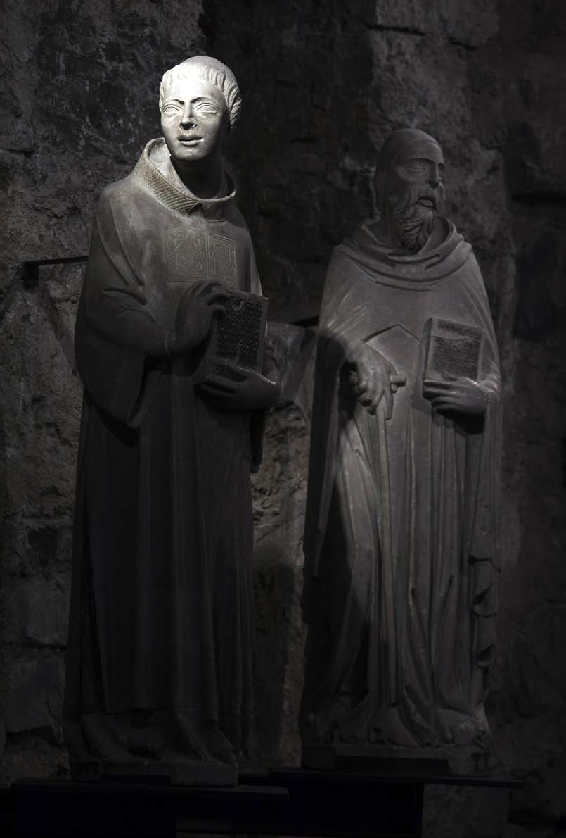 Le statue di San Lorenzo e di Sant’Antonio Abate. Facevano parte del monumento funebre trecentesco dedicato al cardinale Luca Fieschi e ora sono collocate alla sua sinistra