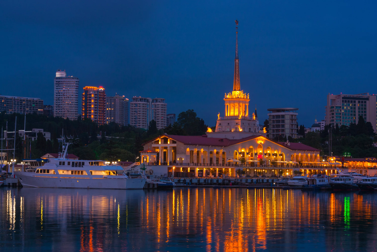 Сочи росси. Вечерний Сочи морпорт. Ночной порт Сочи. Вид на морпорт Сочи. Морской вокзал Сочи ночью.