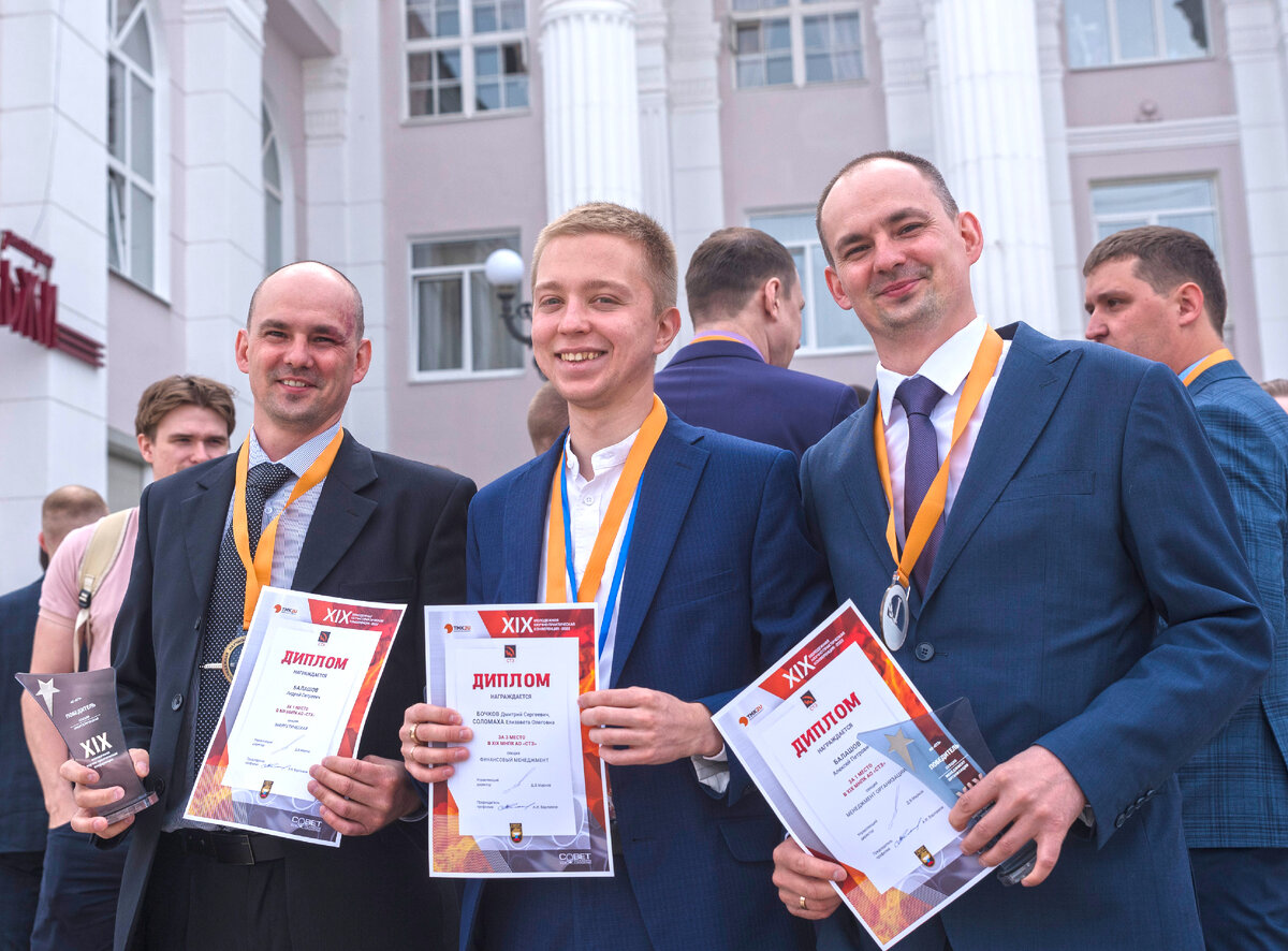 Алексей (справа) выступал с докладом в первый день МНПК, Андрей (слева) – во второй. На защиту друг к другу братья не ходили, чтобы не сглазить удачу. Созванивались и делились впечатлениями после выступлений