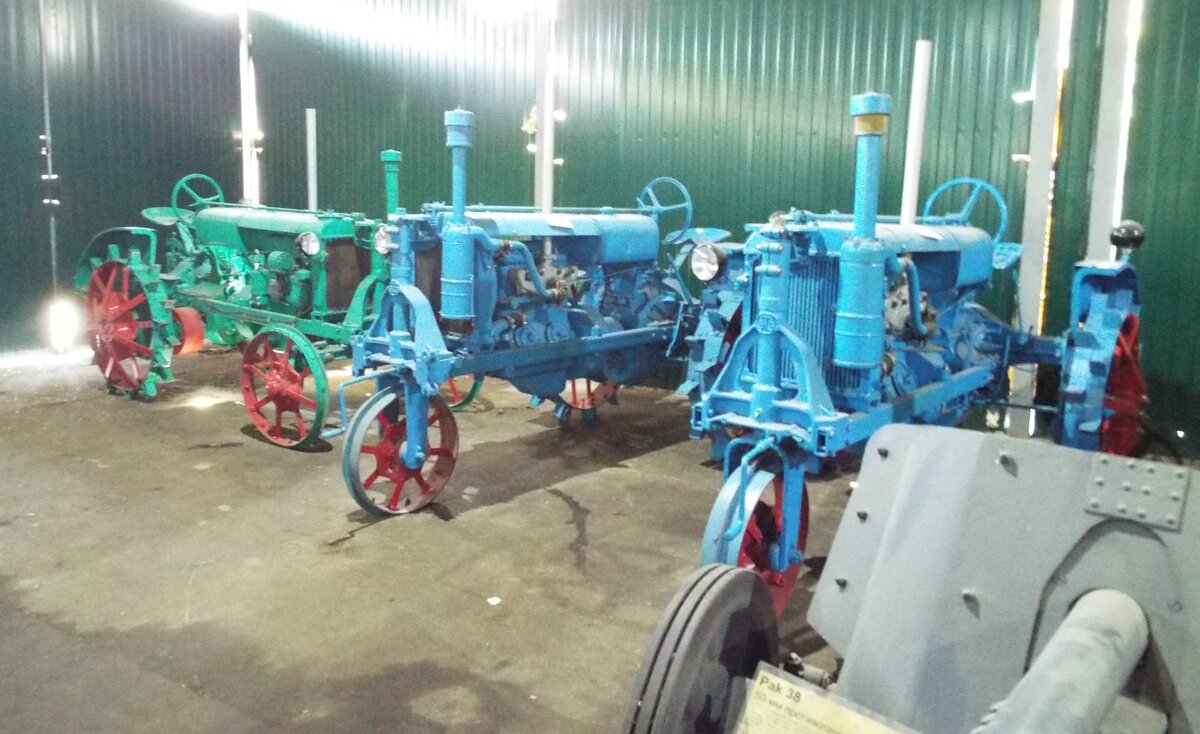 Милые трёхколёсные тракторишки