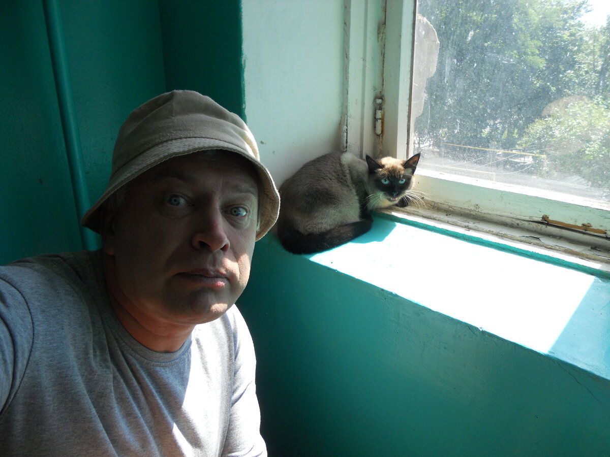 Фотография: Геннадий Горин и кот на подоконнике.