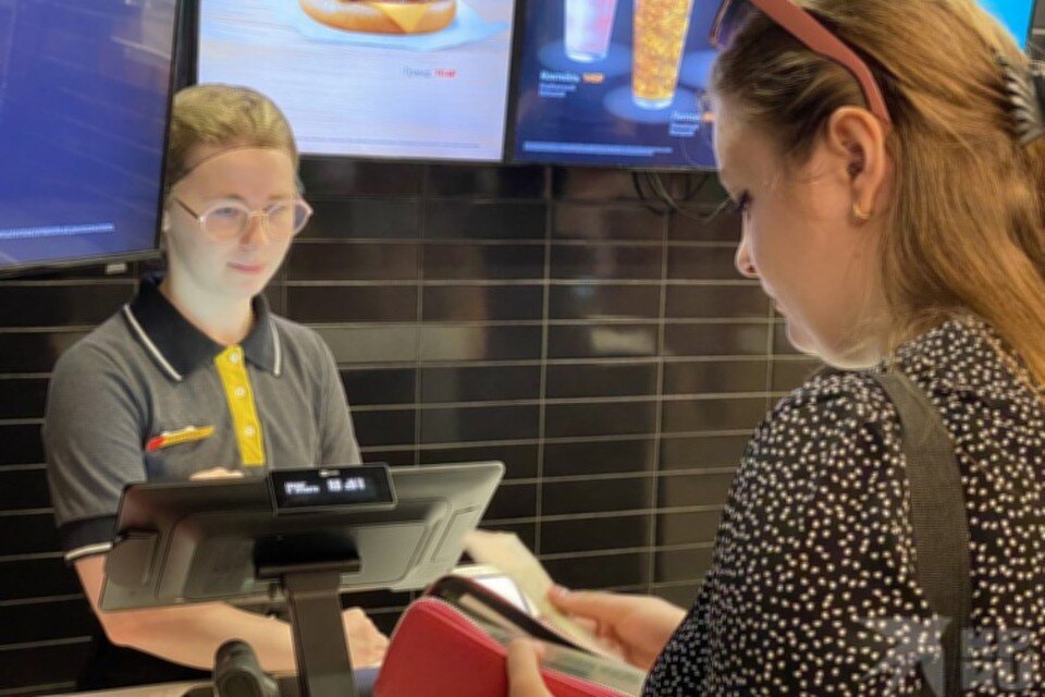     Открытие импортозамещенного McDonald’s в ТРЦ «Виктория Плаза» посетили всего около пятидесяти человек.