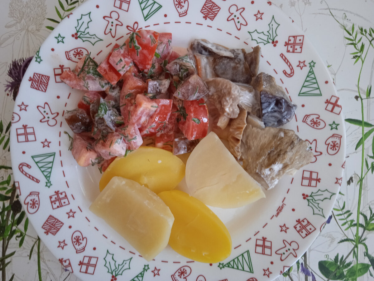 Грузди всегда едим со сметаной. Обычно ещё с репчатым луком. Но сегодня у меня в жизни лука и так было слишком много. 