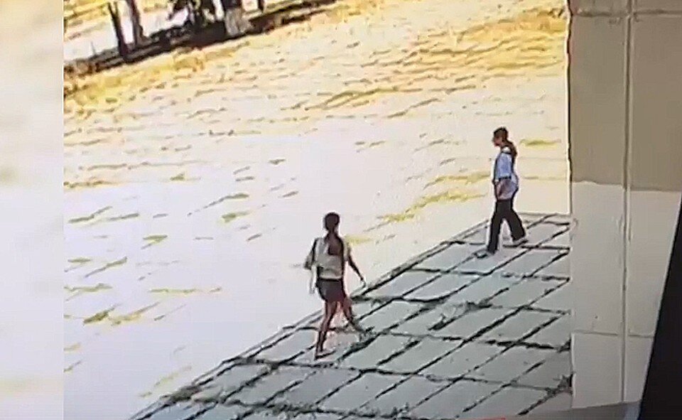     Камеры засняли каждый шаг девочек. Фото: УМВД по Волгограду.