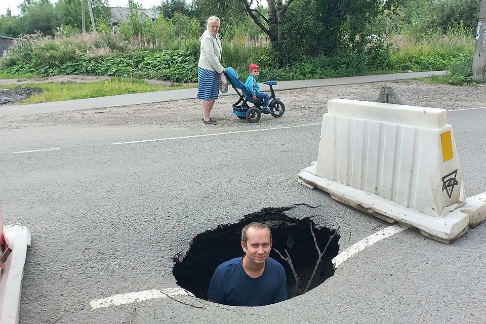     В 2021 году дорогу Мещерского приводили в порядок по нацпроекту «Безопасные качественные дороги», потратили 16,32 миллиона рублей. Фото: Михаил Шилов / vk.com/bathet