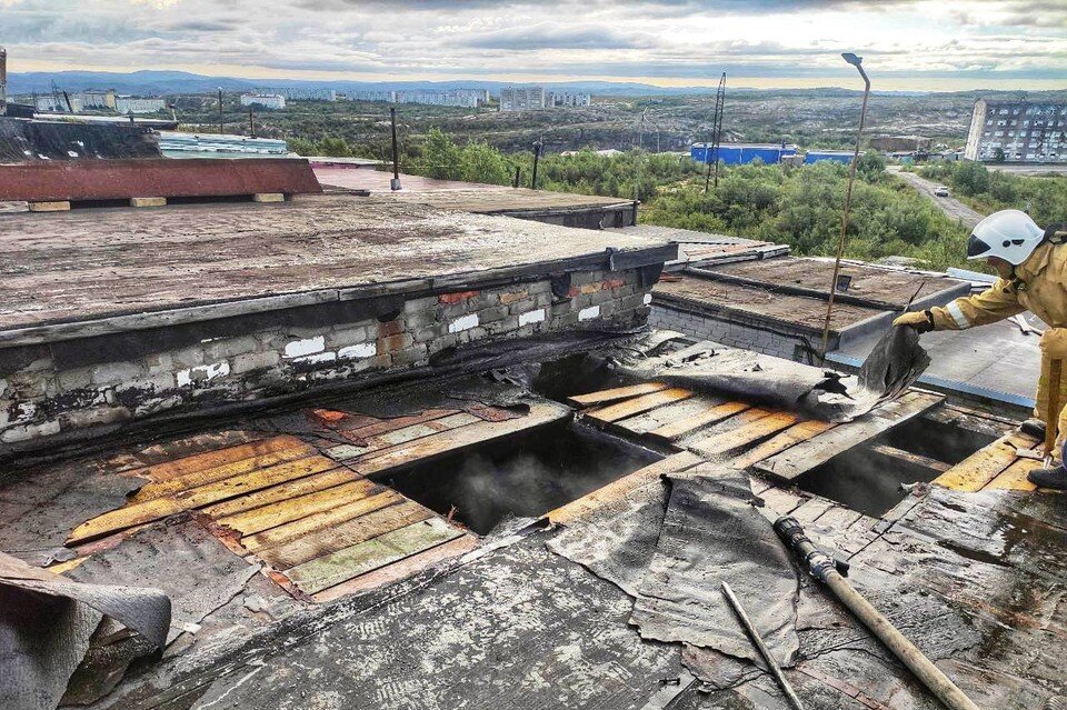     Пожар основательно повредил гараж. Фото: МЧС по Мурманской области